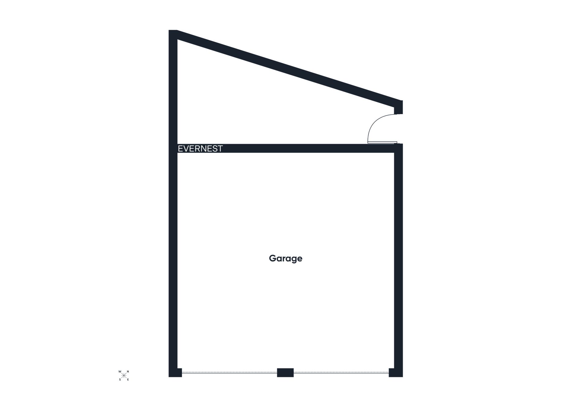 Grundriss einer Garage mit schrägem Dach und einer Eingangstür oben rechts.