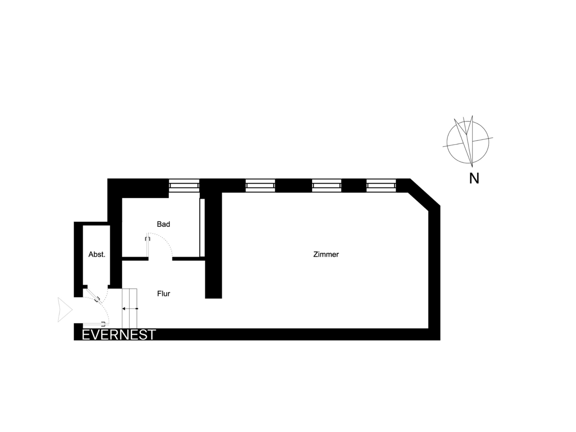 Grundriss mit Flur, Bad, Abstellraum und großem Zimmer, Norden ist markiert.