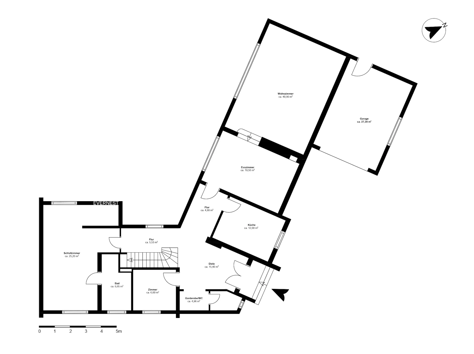 Grundriss eines Wohnhauses mit mehreren Zimmern, Küche, Bad und Garage.