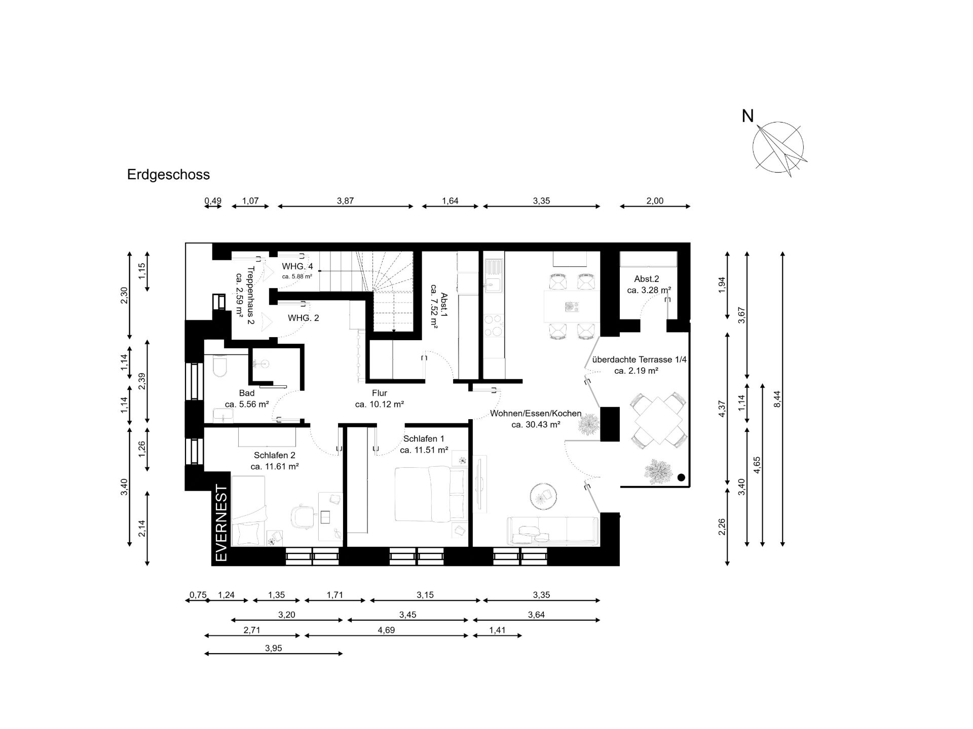Grundriss des Erdgeschosses mit zwei Schlafzimmern, Bad, Flur und offenem Wohnbereich.