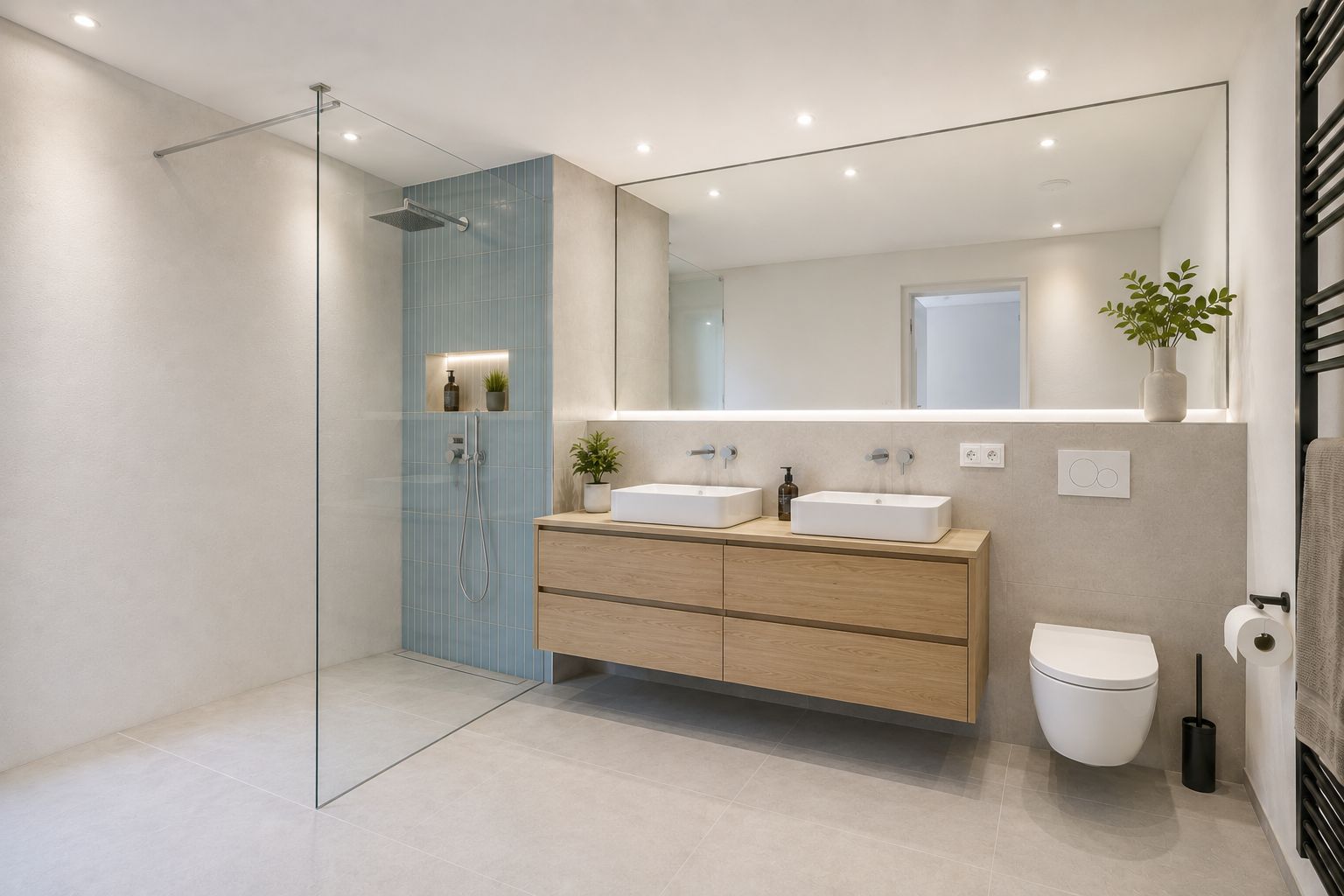 Modernes Badezimmer mit großer Dusche, Doppelwaschbecken und einem großen Spiegel.