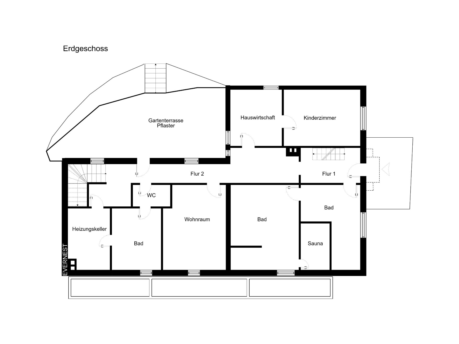 Grundriss des Erdgeschosses mit Wohnraum, Kinderzimmer, Bädern, Sauna und Gartenterrasse.