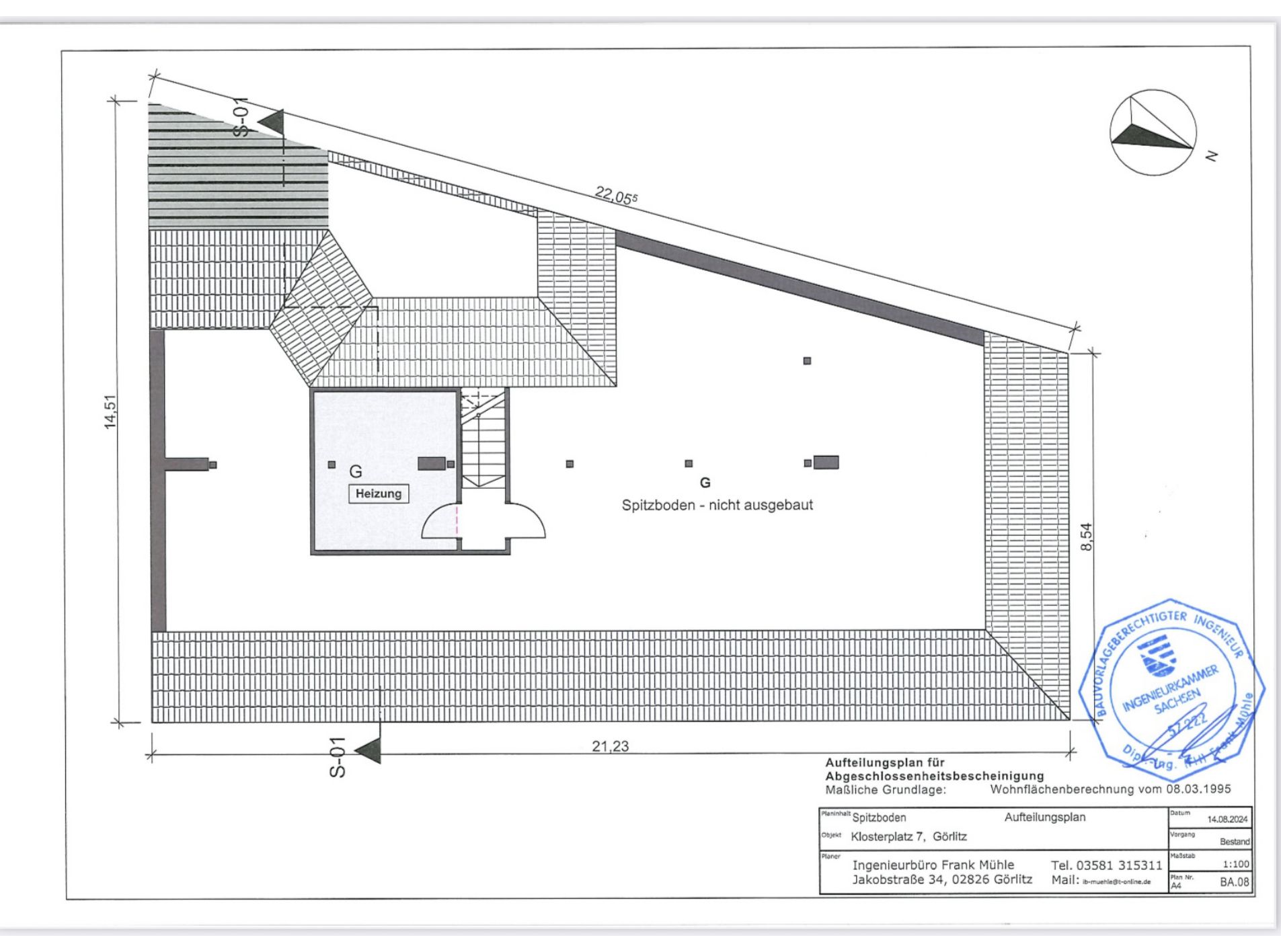 Grundriss eines unausgebauten Dachbodens mit Treppe und Heizungsraum.