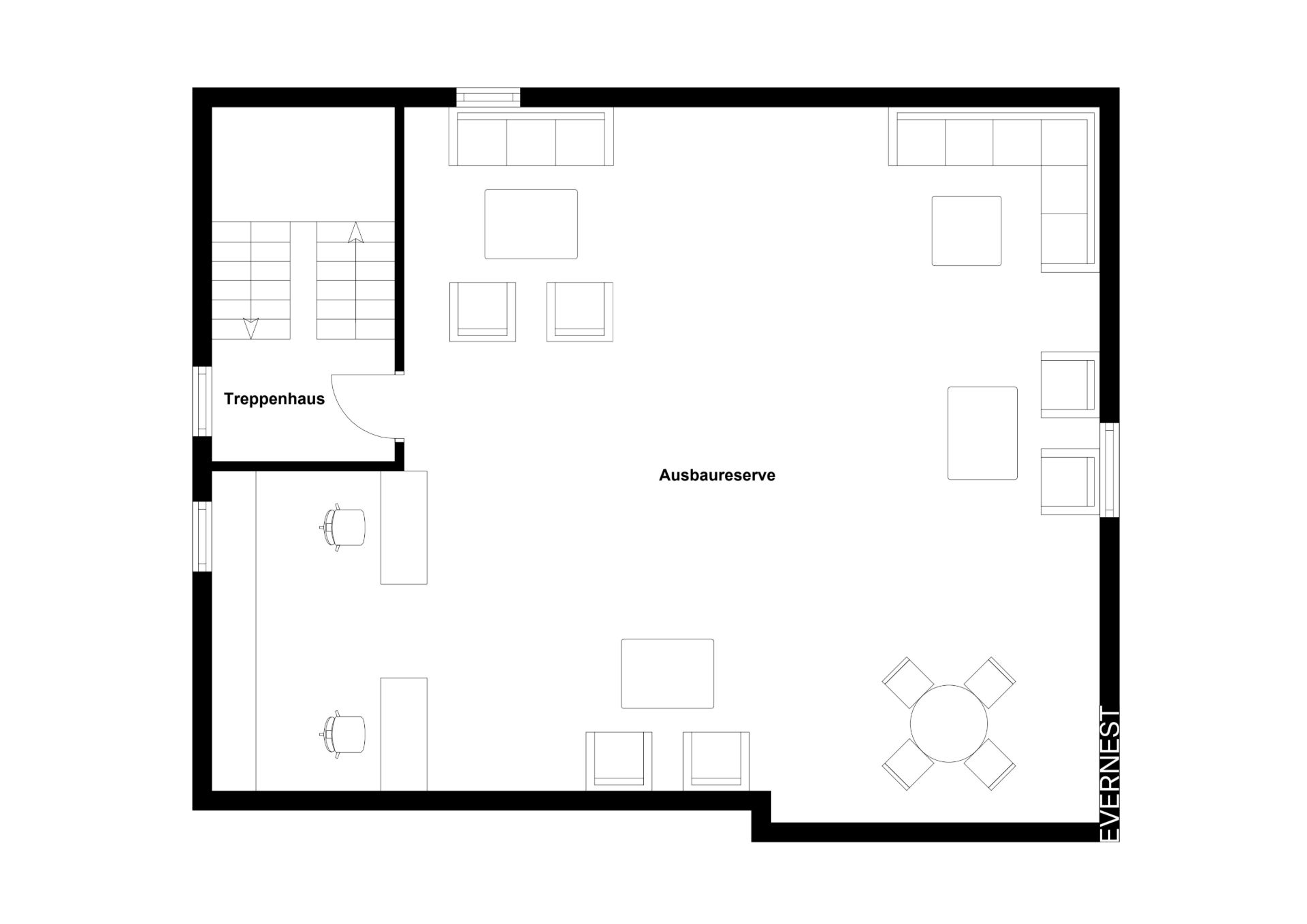 Grundriss eines Zimmers mit Sitzbereichen, Tisch, Stühlen und Treppenhaus.