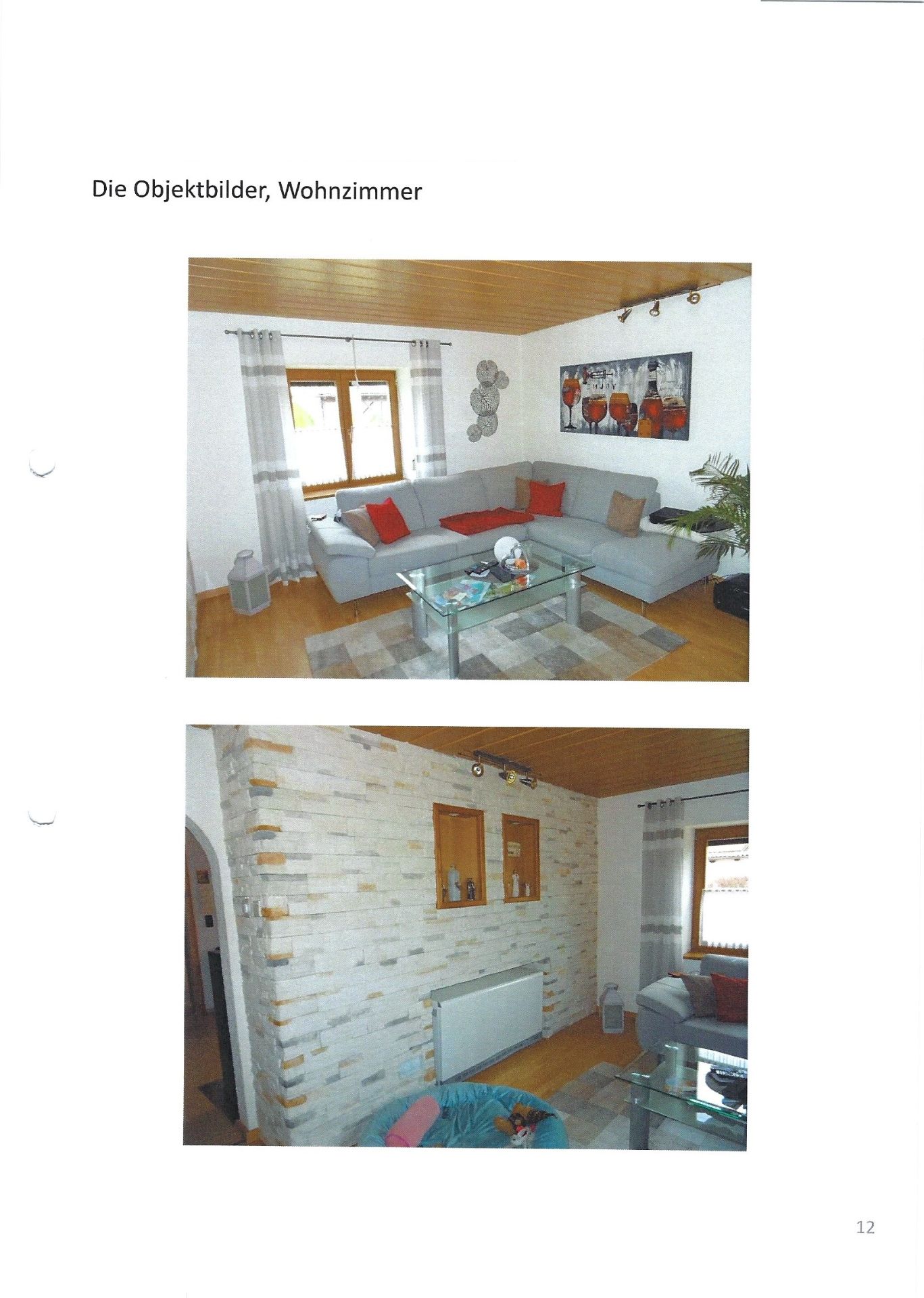 Wohnzimmer mit grauem Ecksofa, Glastisch, Wandbild und Fenster mit Vorhängen.