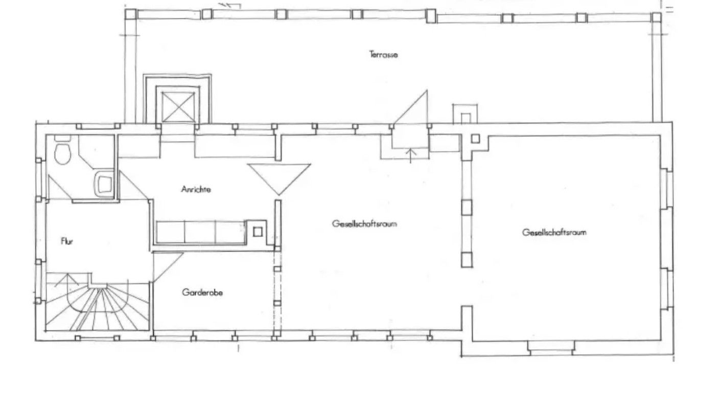 Grundriss mit Terrasse, zwei Gesellschaftsräumen, Garderobe, Flur, Anrichte und Bad.