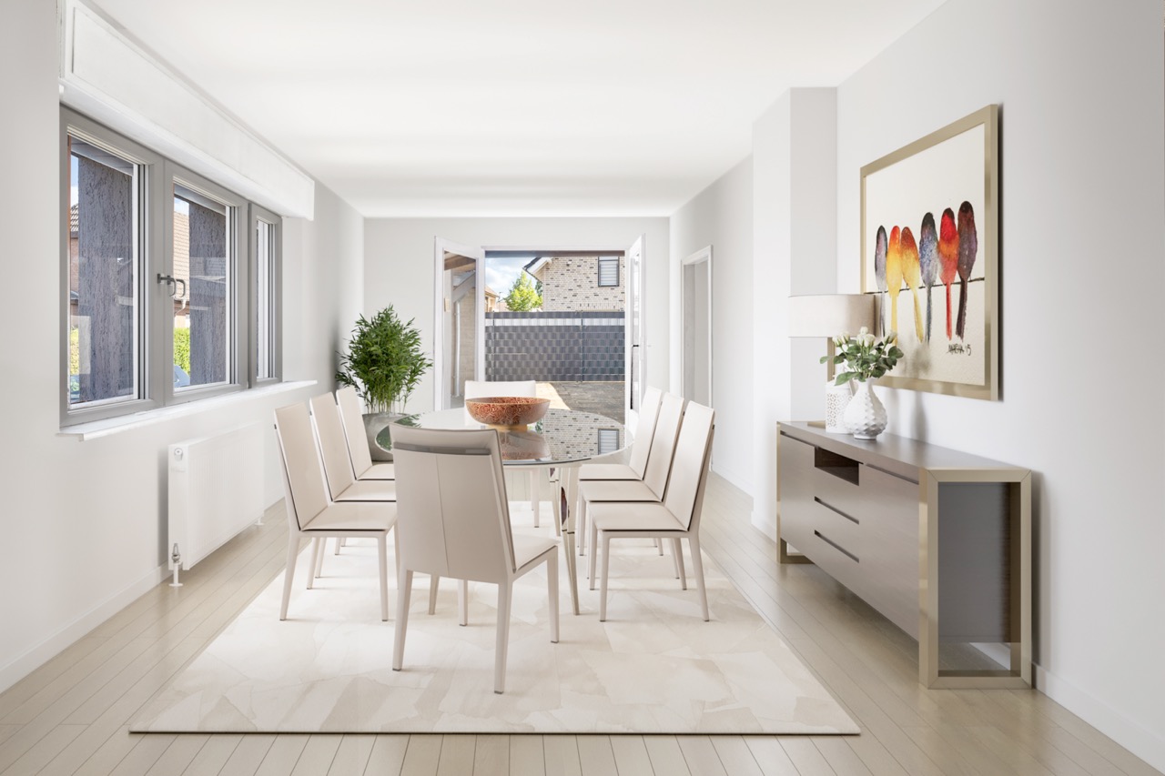 Heller Essbereich mit Glastisch, acht Stühlen und Kommode, großes Fenster und Türen zum Garten.