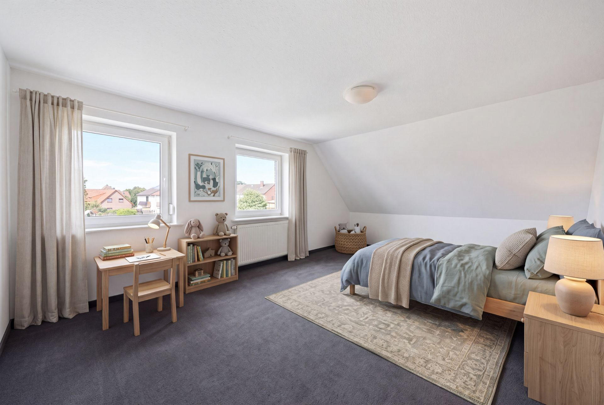 Helles Schlafzimmer mit Teppich, Bett, Nachttisch, Schreibtisch und zwei Fenstern.