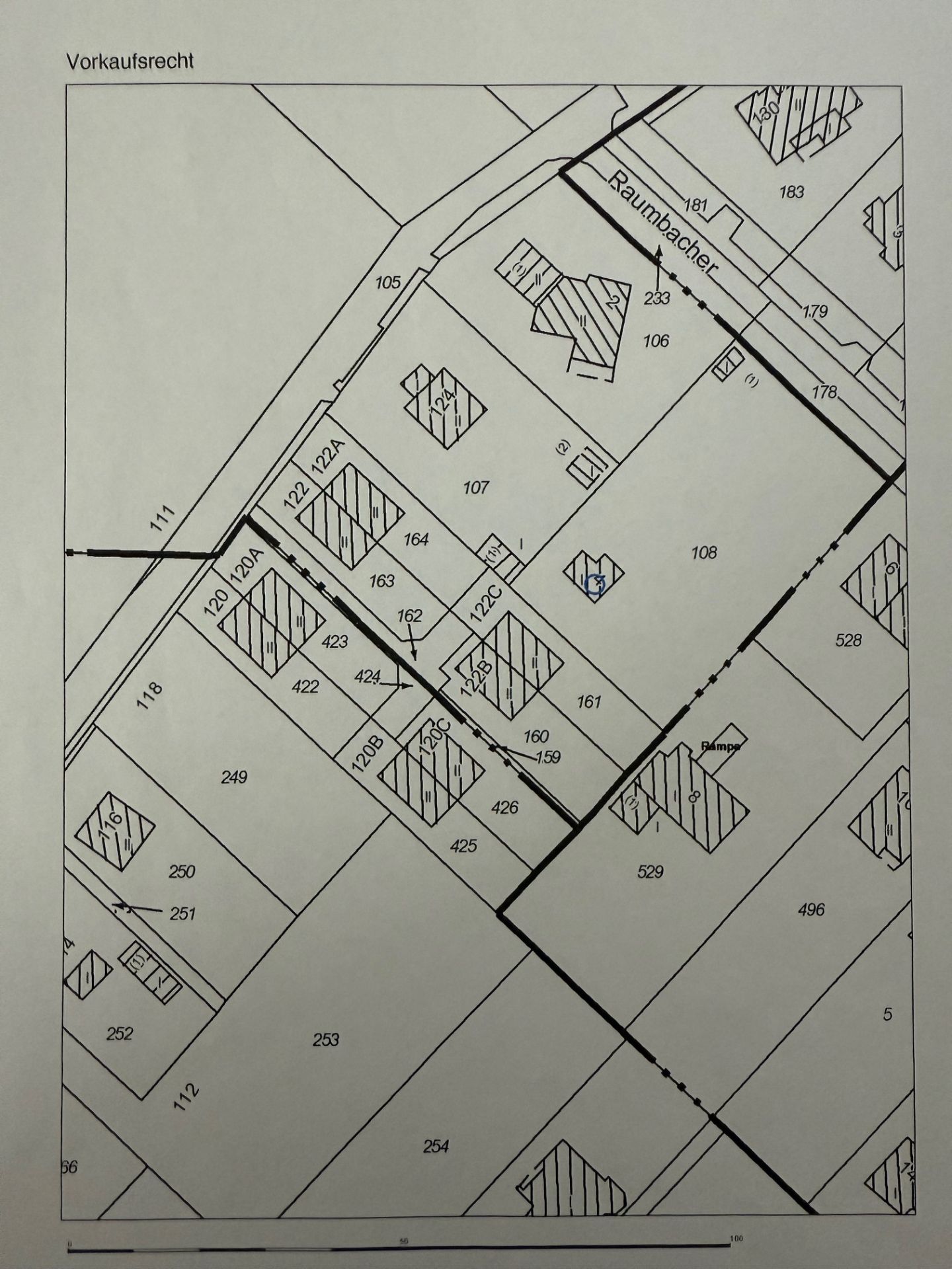Schwarz-weißer Lageplan mit Grundstücksnummern und Straßennamen.