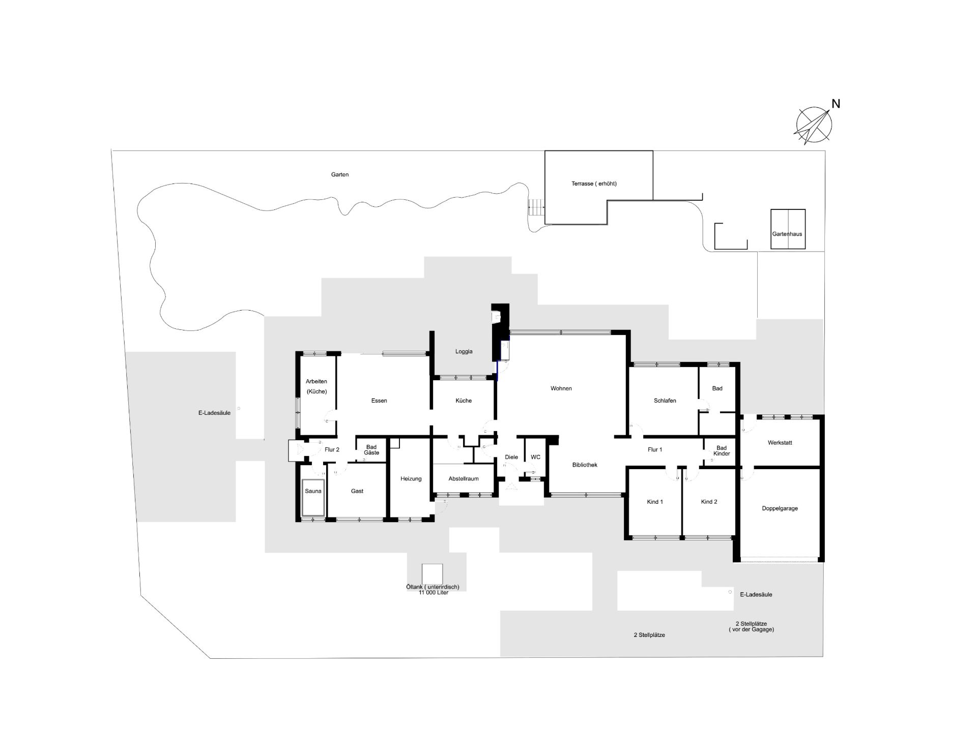 Grundriss eines Wohnhauses mit beschrifteten Zimmern und Außenbereichen.