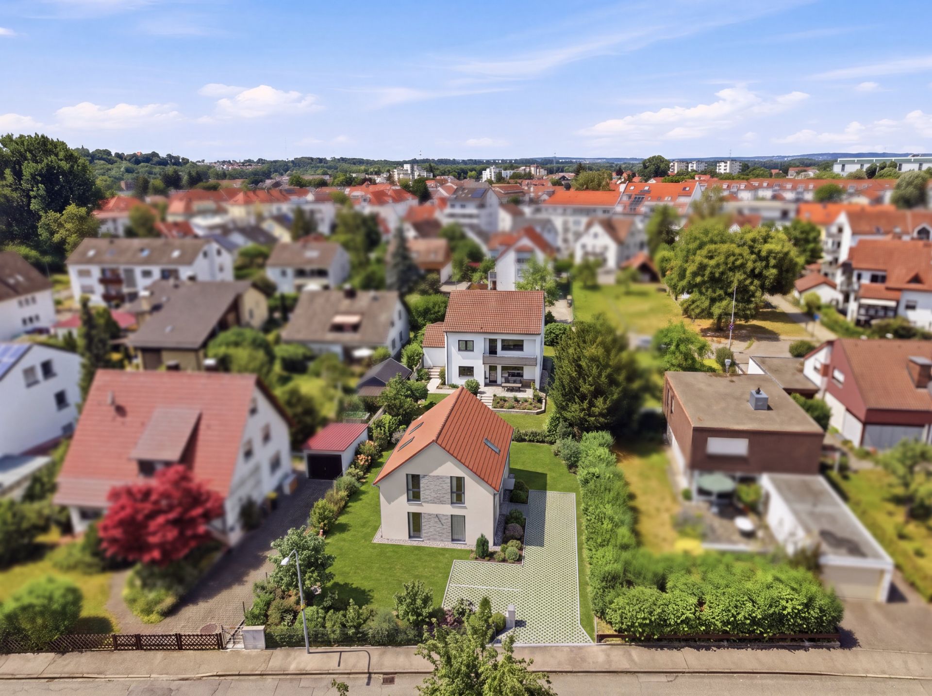 Luftaufnahme eines Wohngebiets mit Einfamilienhäusern und Gärten.