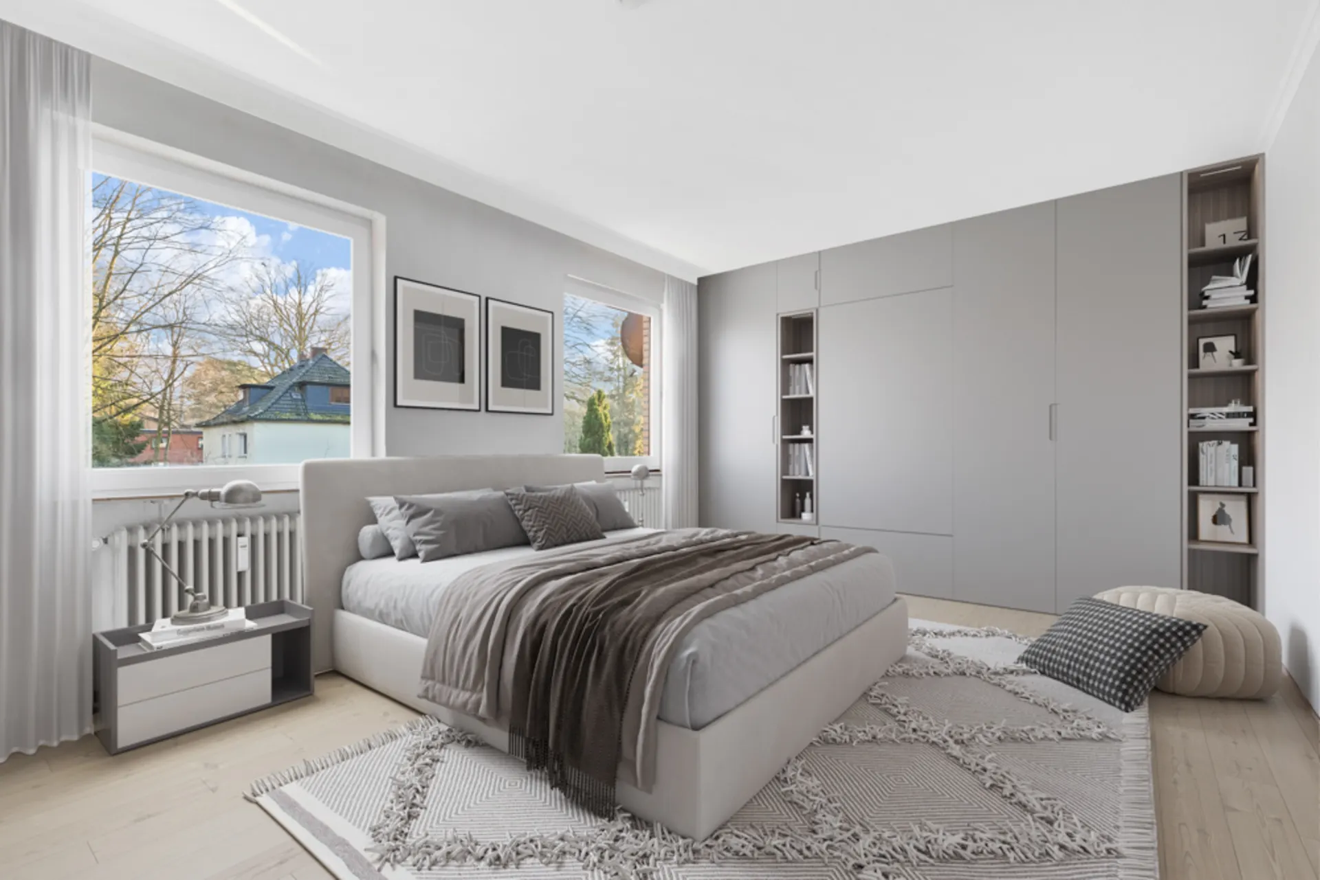 Modernes Schlafzimmer mit großem Bett, grauem Schrank und Fenstern mit Blick auf Bäume.