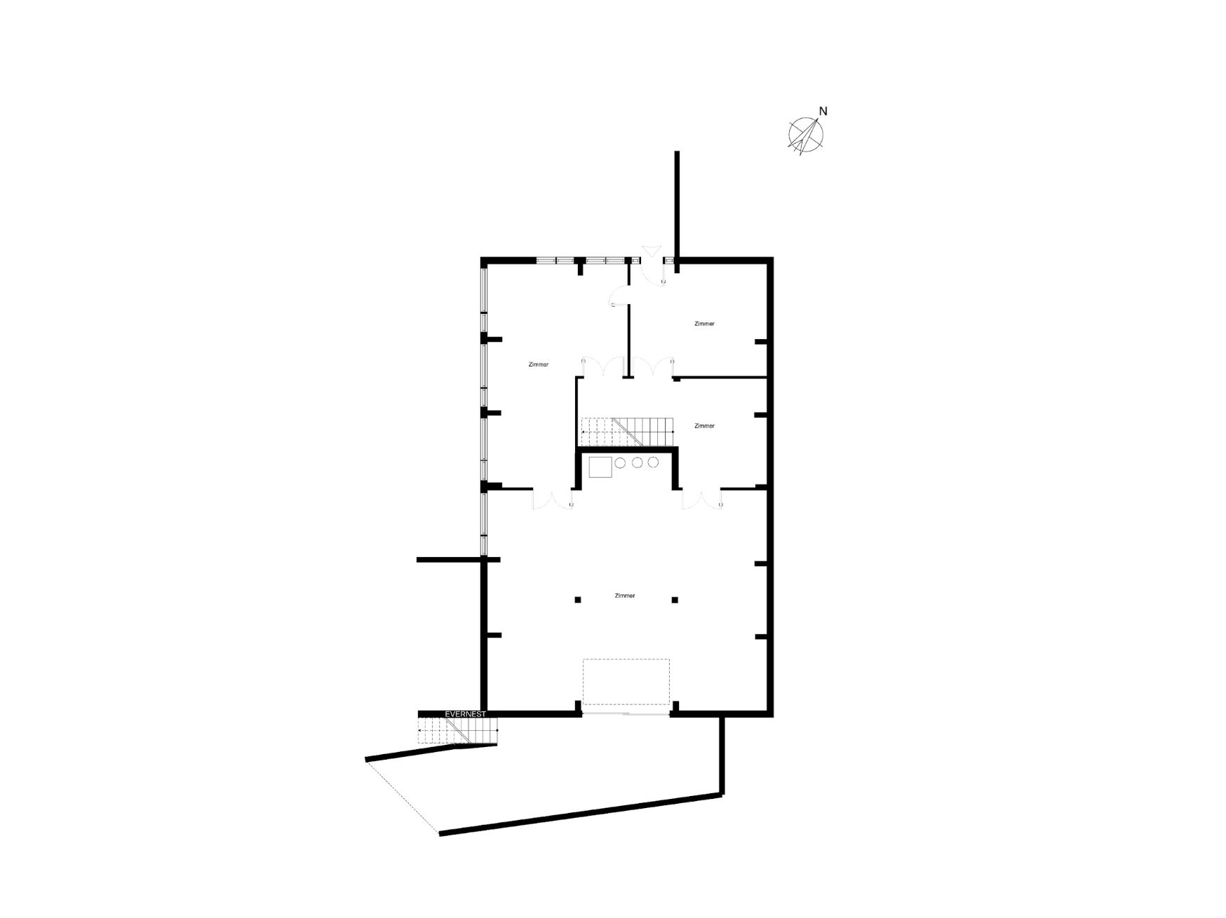 Grundriss eines Wohnhauses mit mehreren abgetrennten Zimmern und zentraler Treppe.