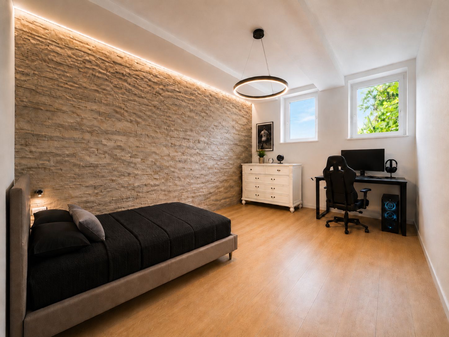 Modernes Schlafzimmer mit Einzelbett, Schreibtisch, Computer und zwei Fenstern, Holzboden und Steinwand.