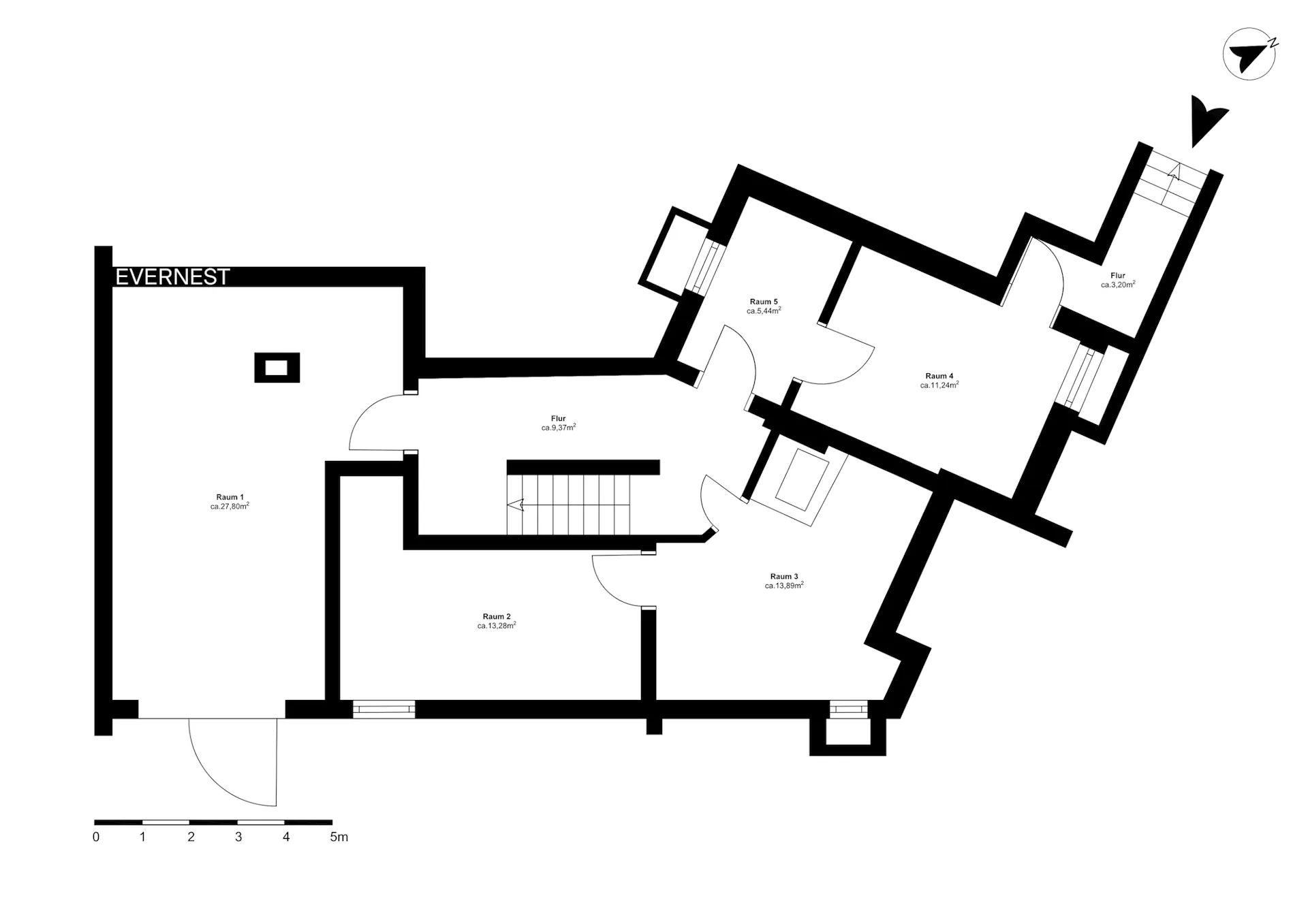 Grundriss mit fünf Räumen, zwei Fluren und einer Treppe, Räume sind beschriftet.
