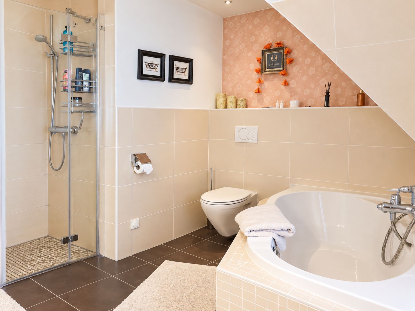 Modernes Badezimmer mit Dusche, Badewanne, WC und dekorativen Elementen auf Ablage.
