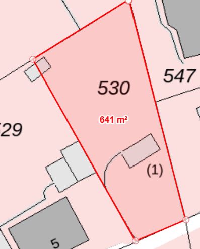 Kartenausschnitt mit einem markierten Grundstück 530, 641 Quadratmeter groß, umliegende Häuser sichtbar.