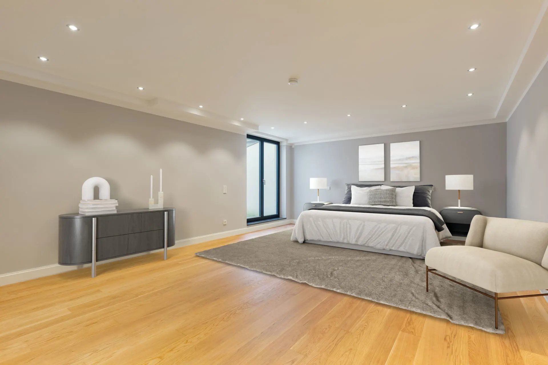 Modernes Schlafzimmer mit großem Bett, Teppich, Kommode und Sessel auf Holzfußboden.