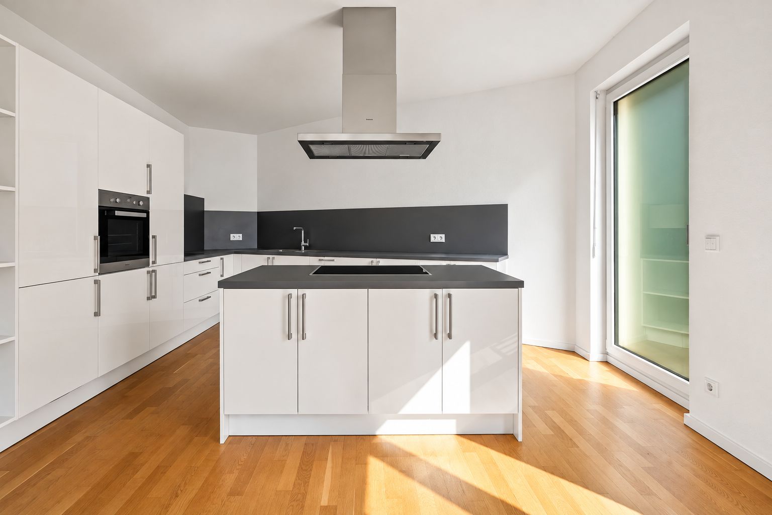 Moderne, helle Einbauküche mit Kochinsel, weißen Schränken und Holzfußboden.