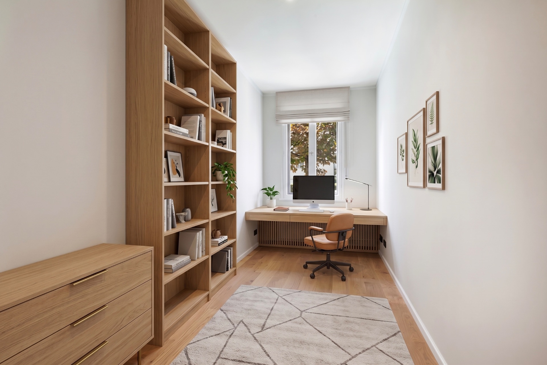 Helles Arbeitszimmer mit großem Regal, Schreibtisch am Fenster und modernem Stuhl.