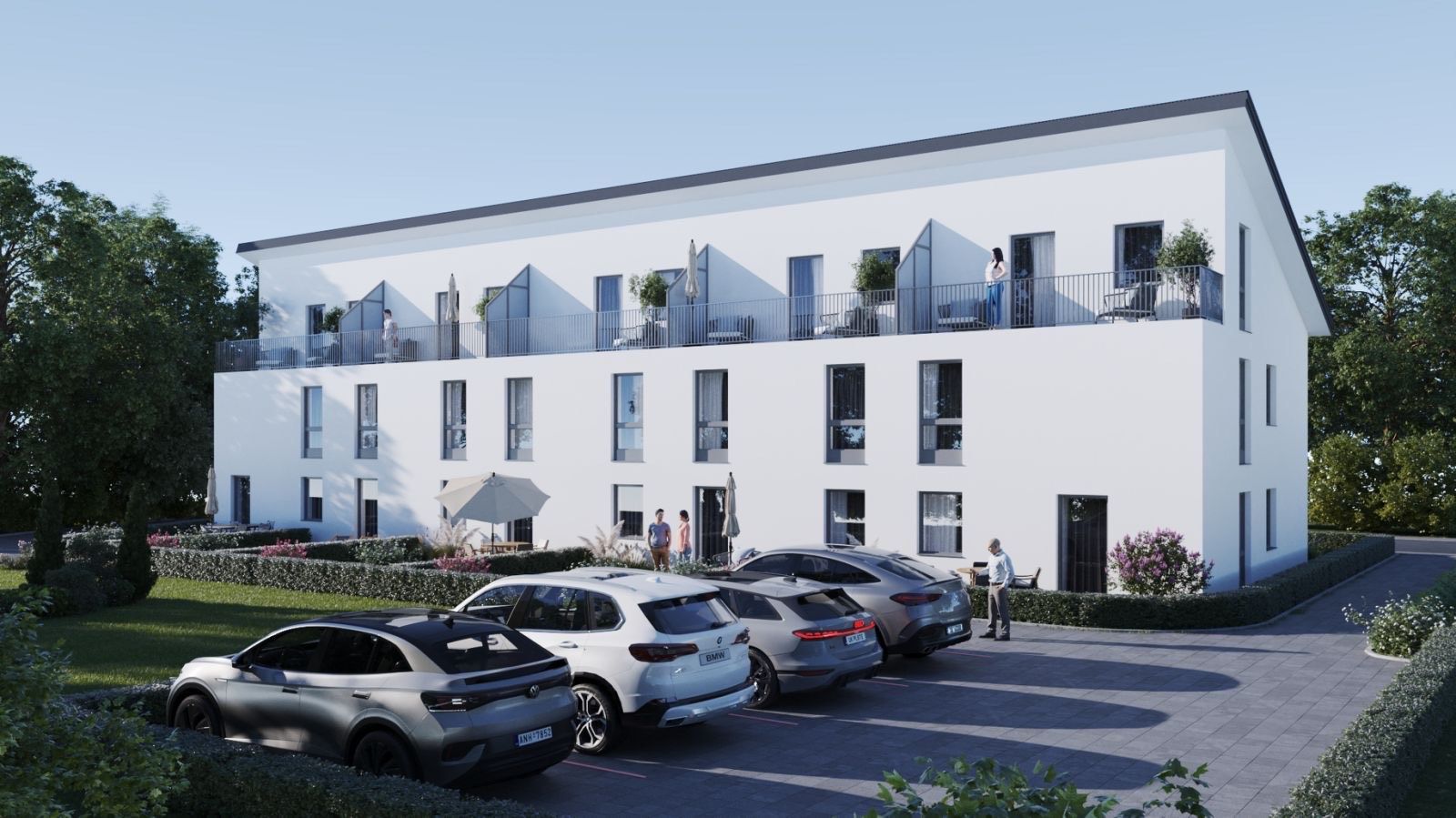 Modernes, weißes Wohngebäude mit Balkonen und geparkten Autos davor.
