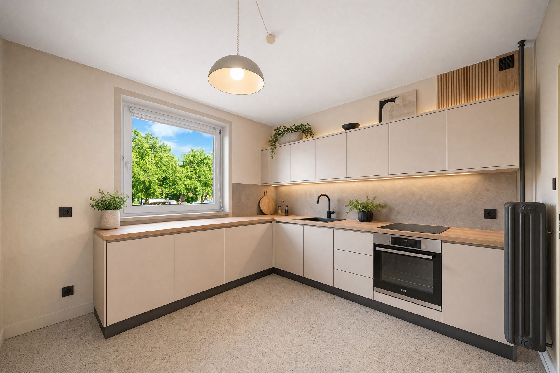 Moderne Küche mit hellen Schränken, großem Fenster und eingebauten Geräten.