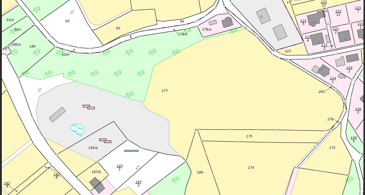 Farbige Karte mit Grundstücksgrenzen, Gebäuden und Straßen in einer Wohngegend.
