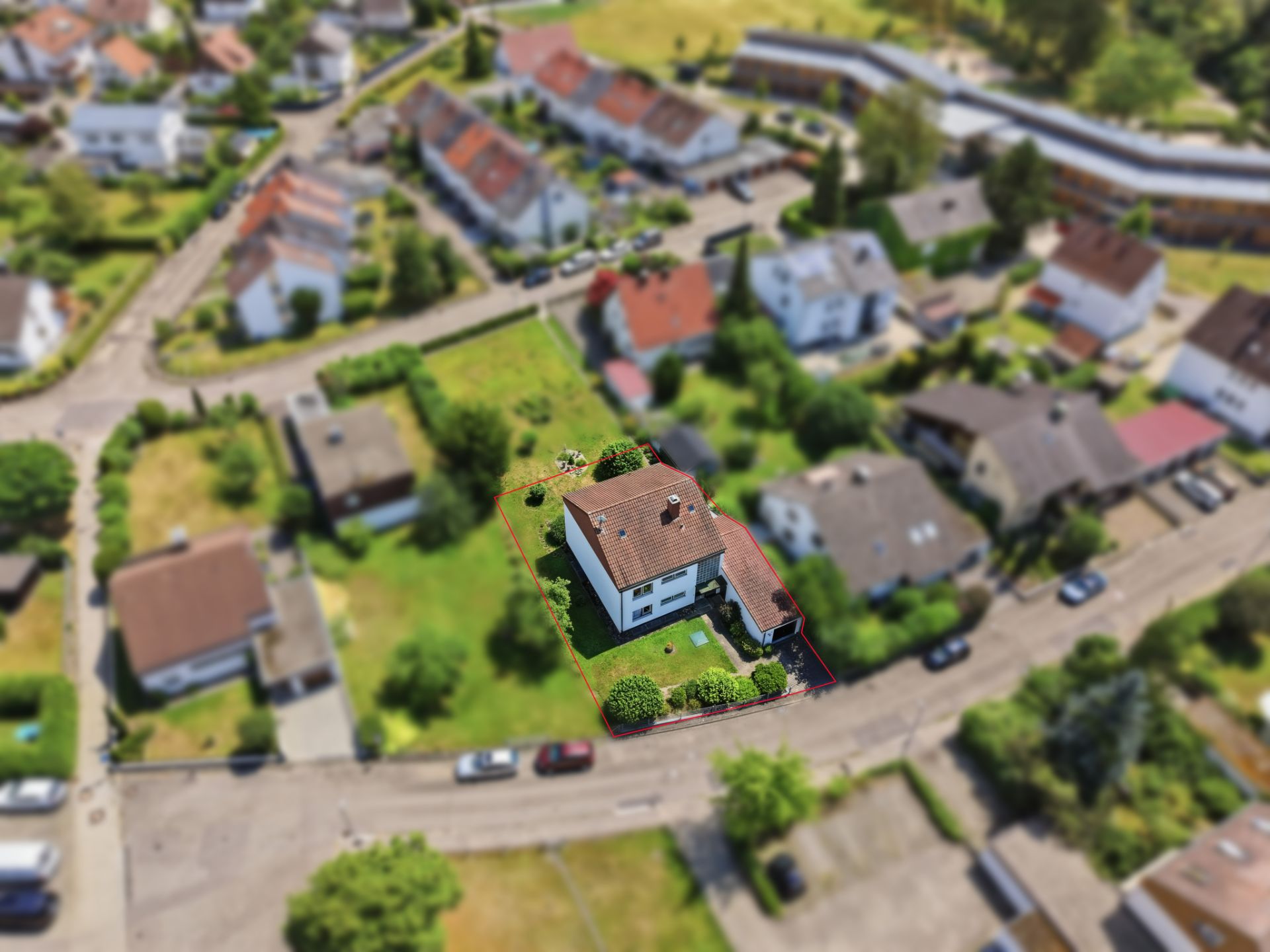 Luftbild eines Hauses mit Garten in einem Wohngebiet.