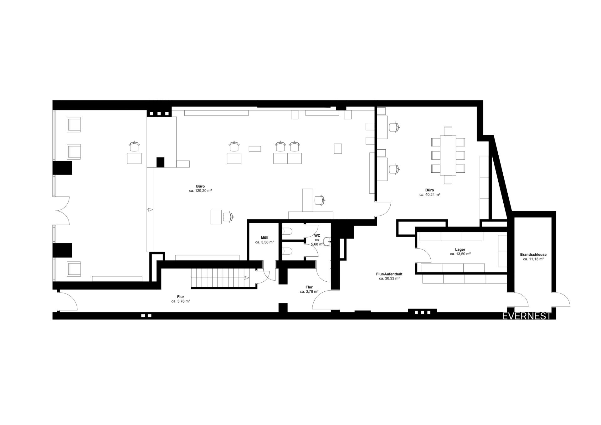 Schwarz-weißer Grundriss eines Wohngebäudes mit mehreren Zimmern und Fluren.