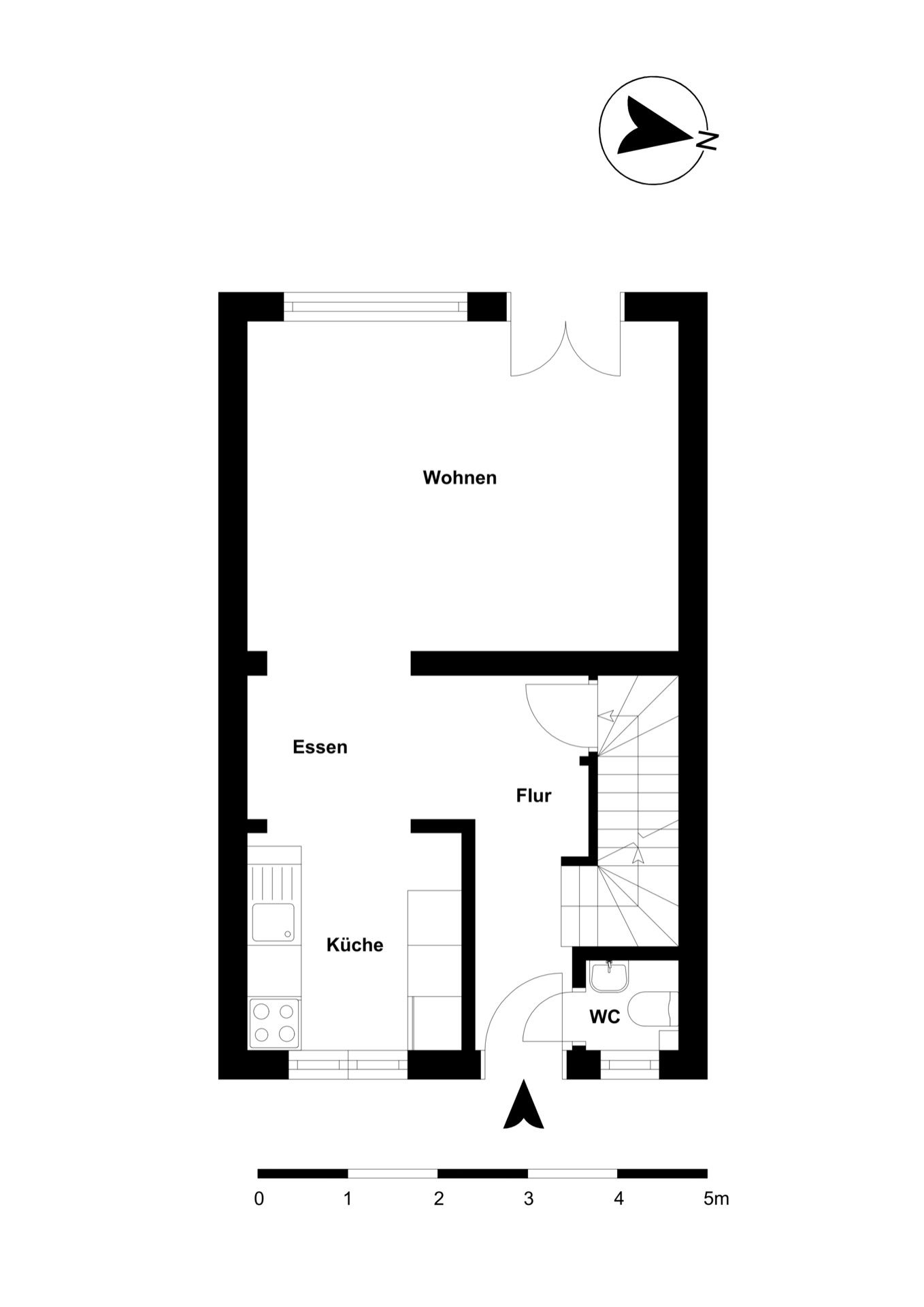 Grundriss eines Erdgeschosses mit Wohnzimmer, Essbereich, Küche, Flur und WC.