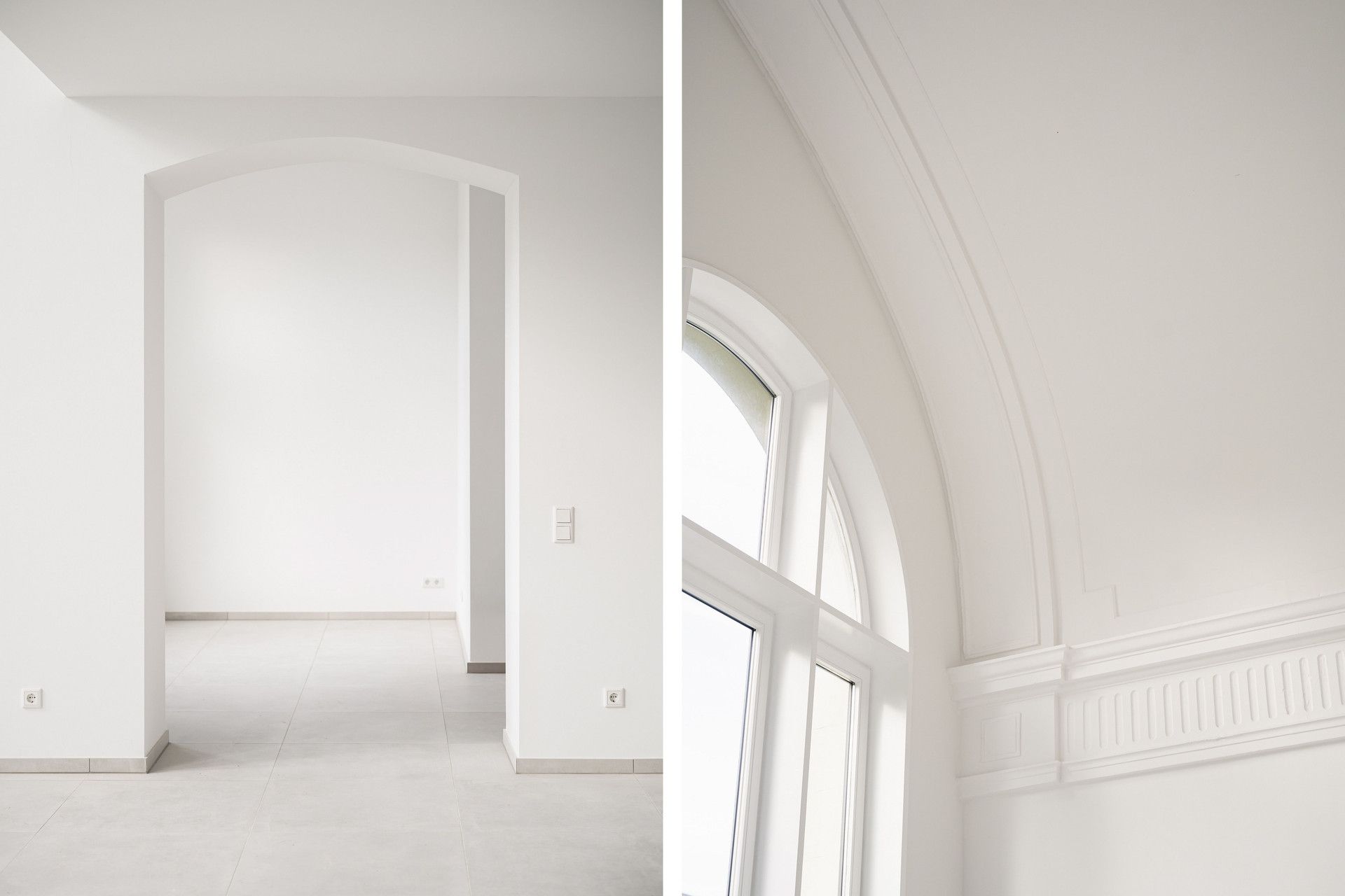 Heller Innenraum mit Rundbogen und weißen Wänden, daneben ein Fenster mit Bogen und Stuckdecke.