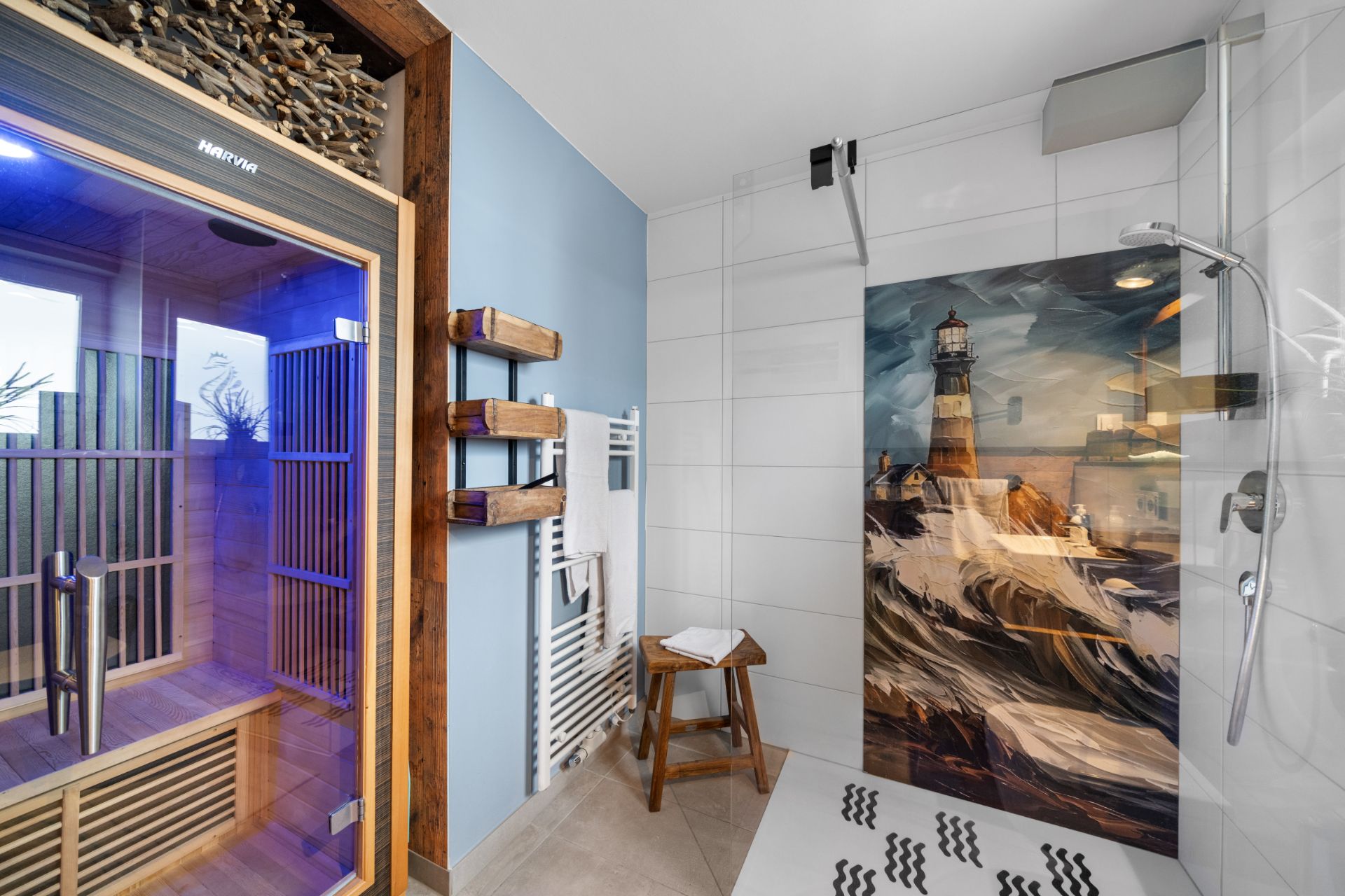Modernes Bad mit Sauna, Dusche und Duschwand mit Leuchtturm-Motiv.