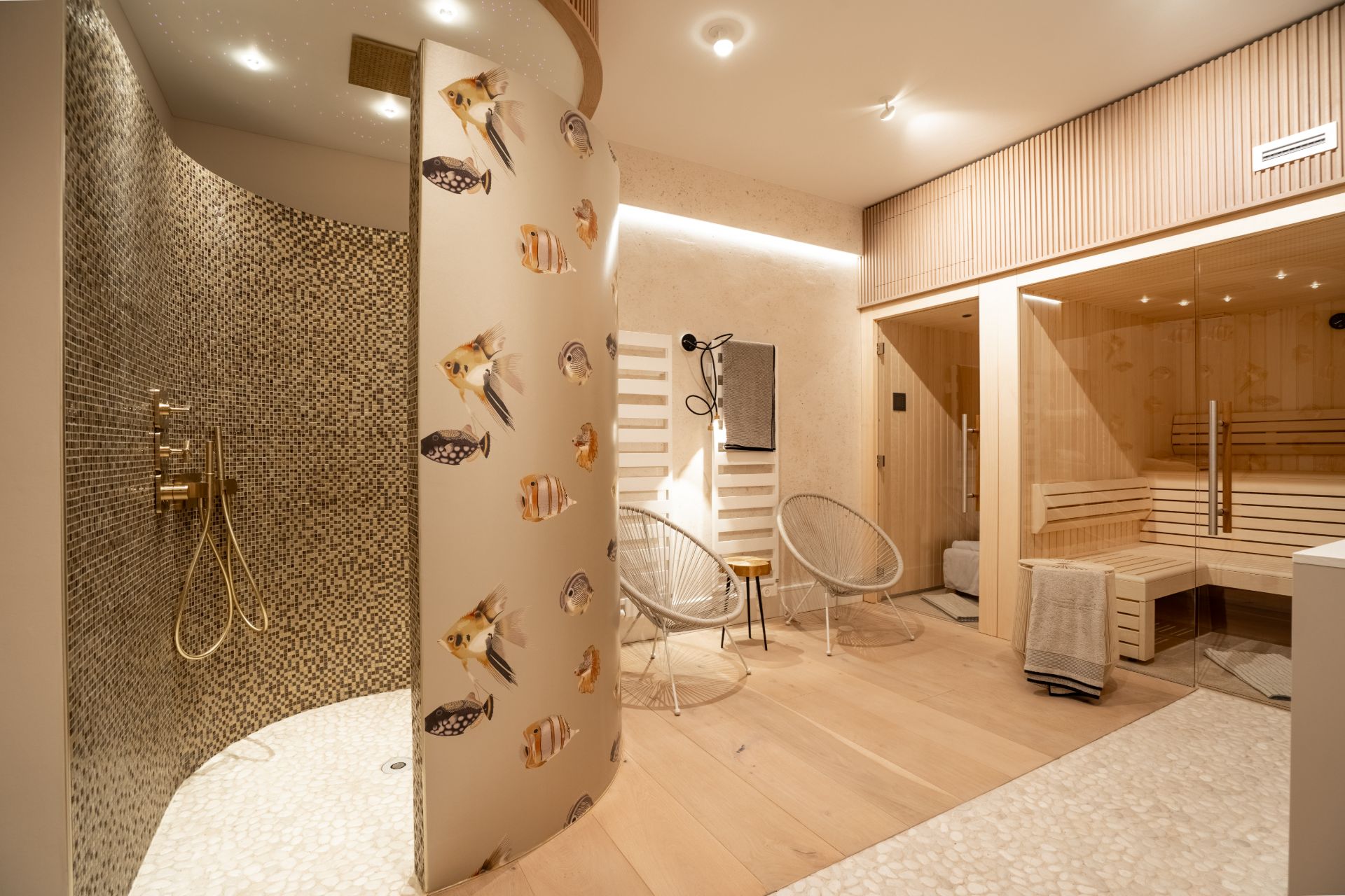 Modernes Badezimmer mit offener Dusche, Sauna, Holzfußboden und zwei Stühlen.
