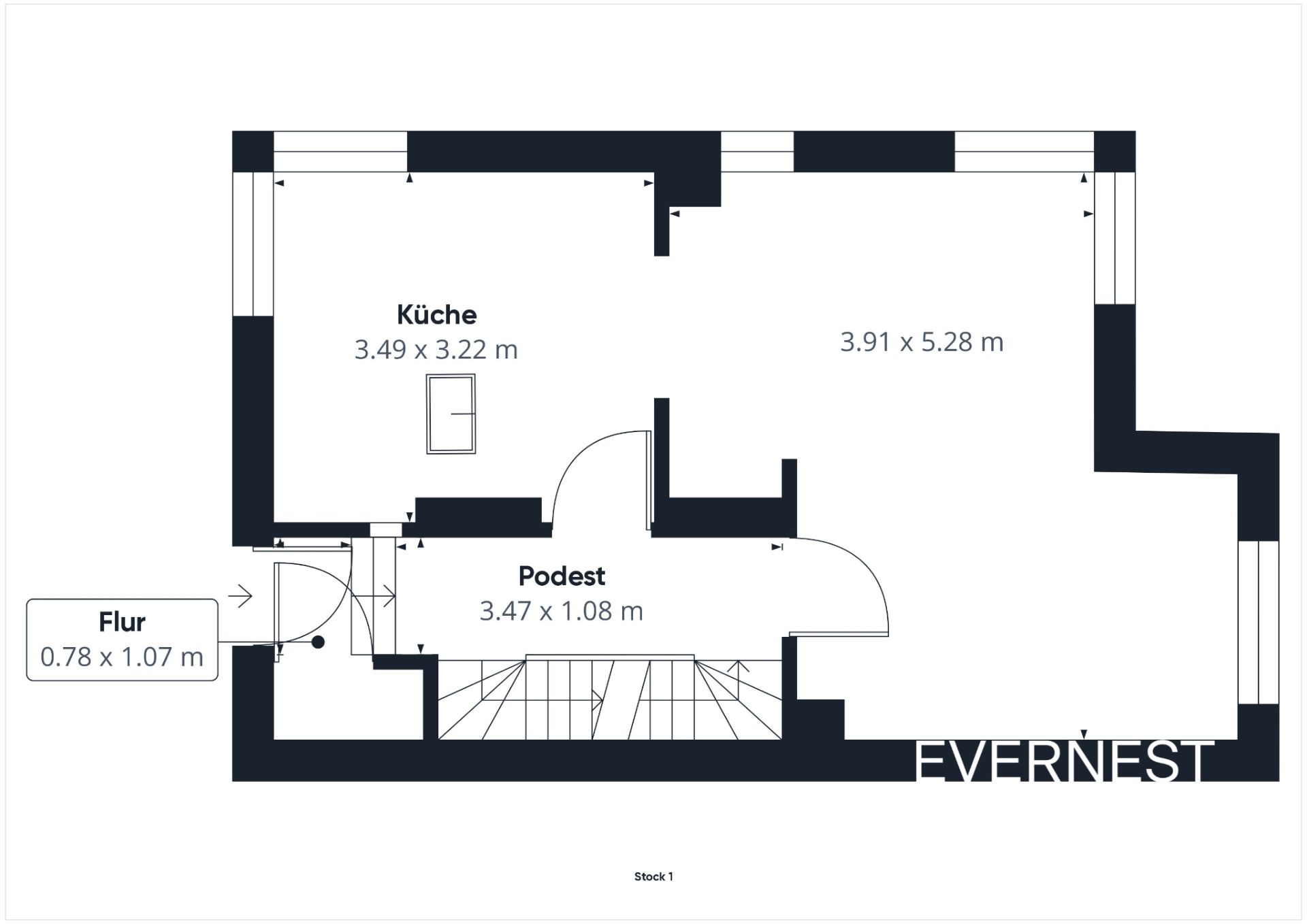 Grundriss mit Küche, Flur, Podest und einem großen Raum, mit Maßen in Metern.