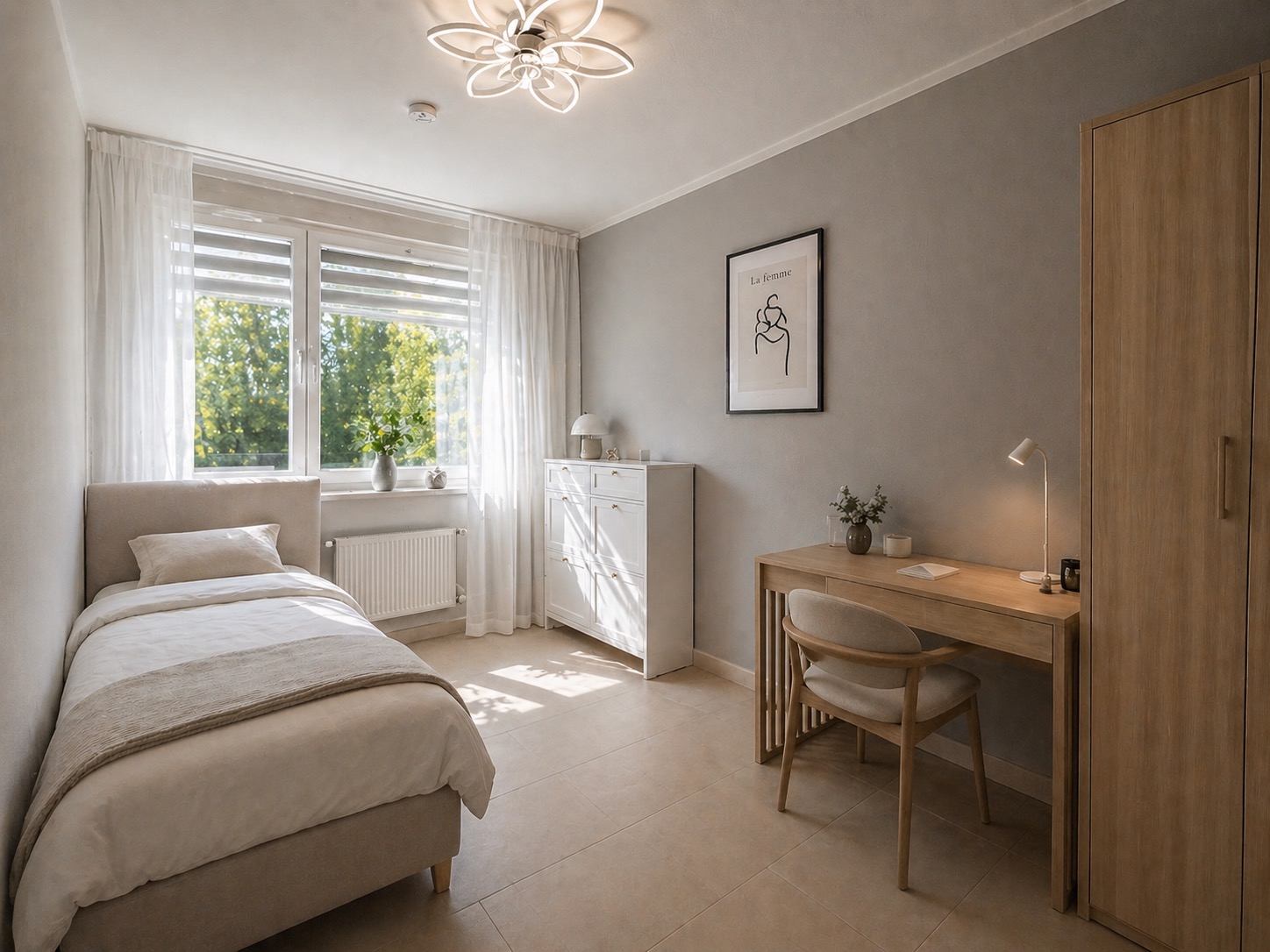 Helles Schlafzimmer mit Einzelbett, Schreibtisch, Stuhl, Kommode und großem Fenster mit Vorhängen.