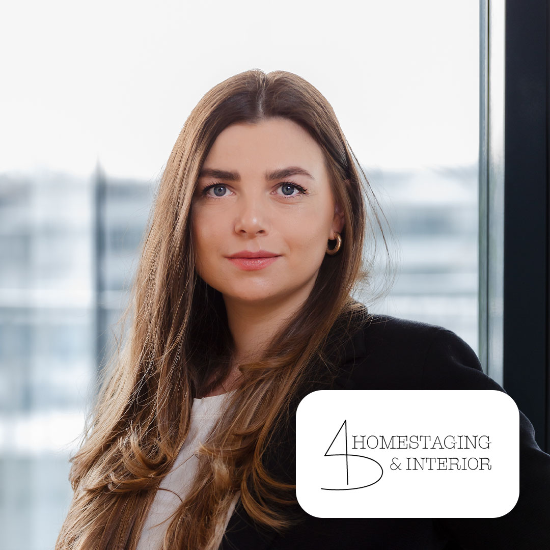 Frau mit langen braunen Haaren steht vor einem Fenster. Logo mit Text ist eingeblendet.