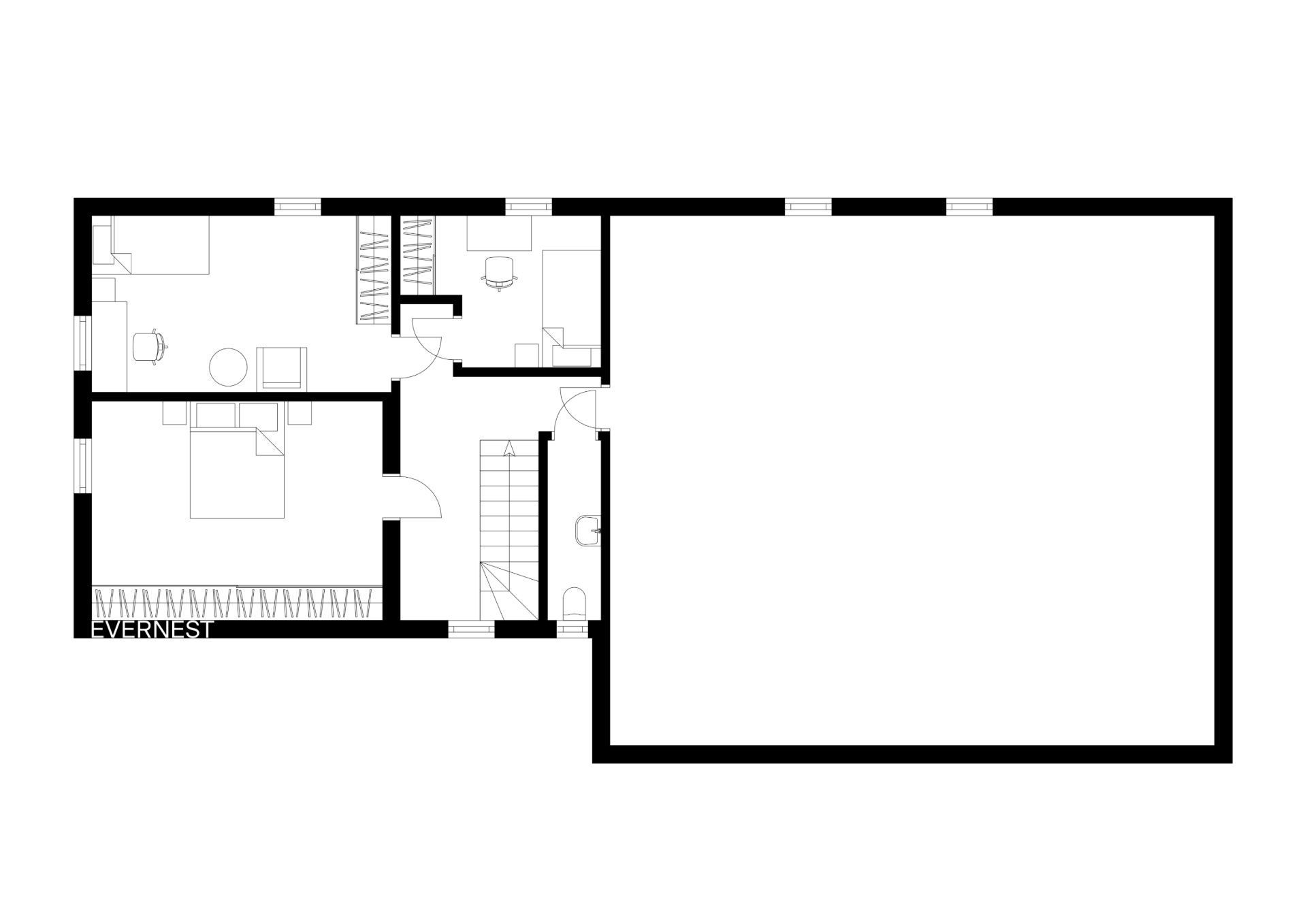 Grundriss eines Wohnhauses mit mehreren Räumen, Treppe und großem offenen Bereich.