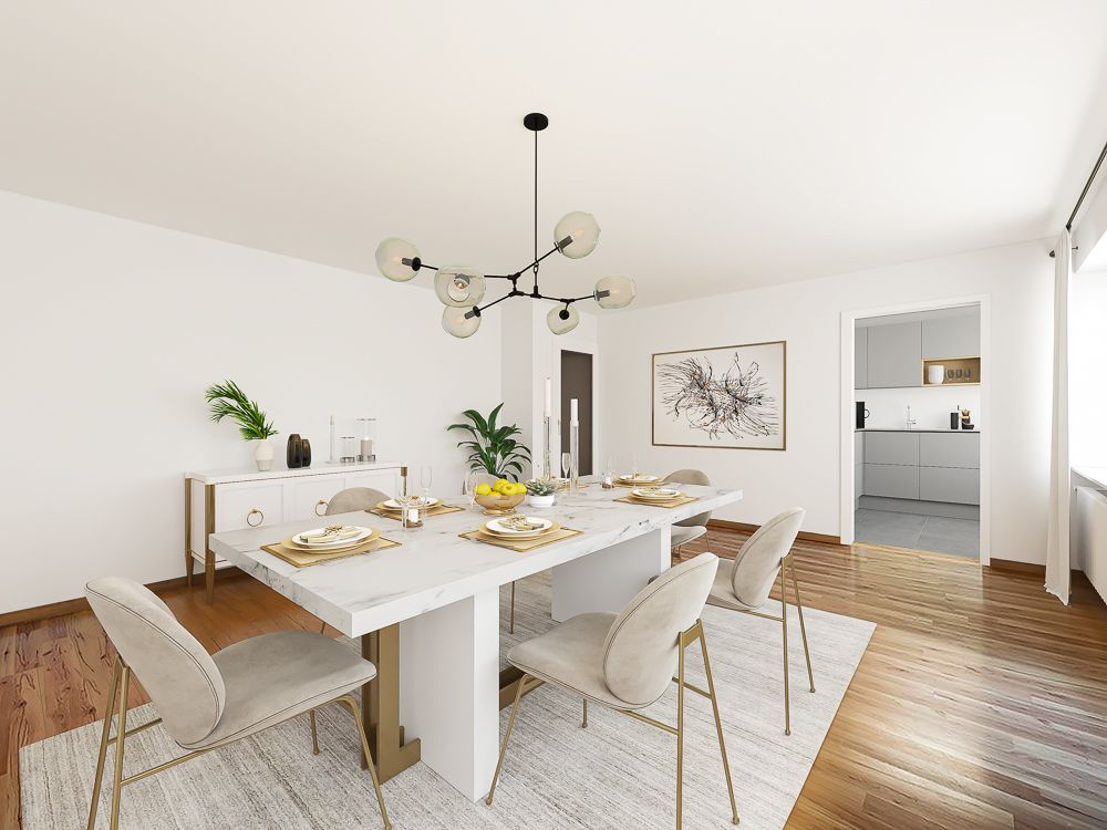 Modernes Esszimmer mit hellem Esstisch, sechs Stühlen und großer Fensterfront.