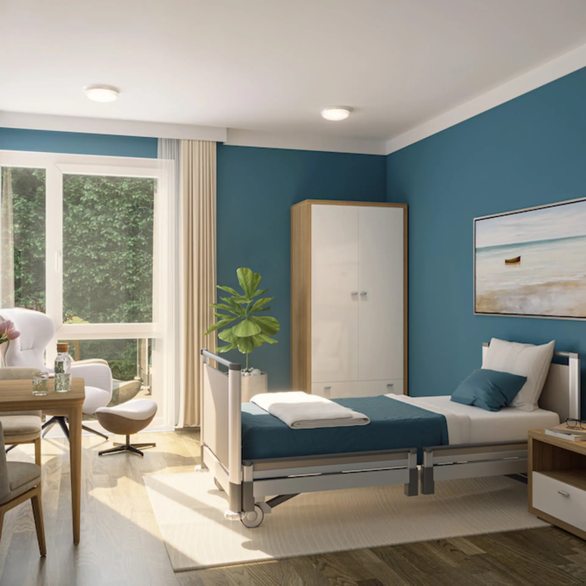Helles Schlafzimmer mit Pflegebett, Schrank, Nachttisch, Schreibtisch und Sessel vor großem Fenster.