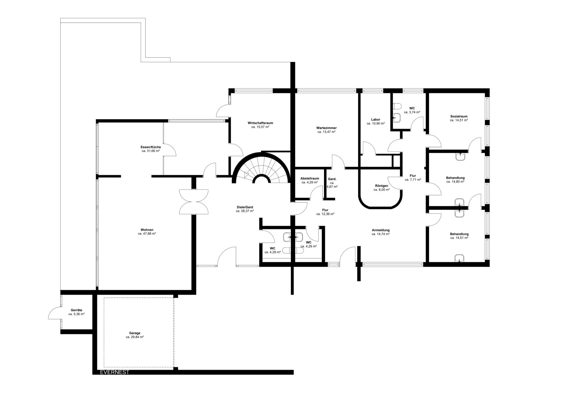 Grundriss eines Wohnhauses mit mehreren Zimmern, Bädern, Garage und Garten.
