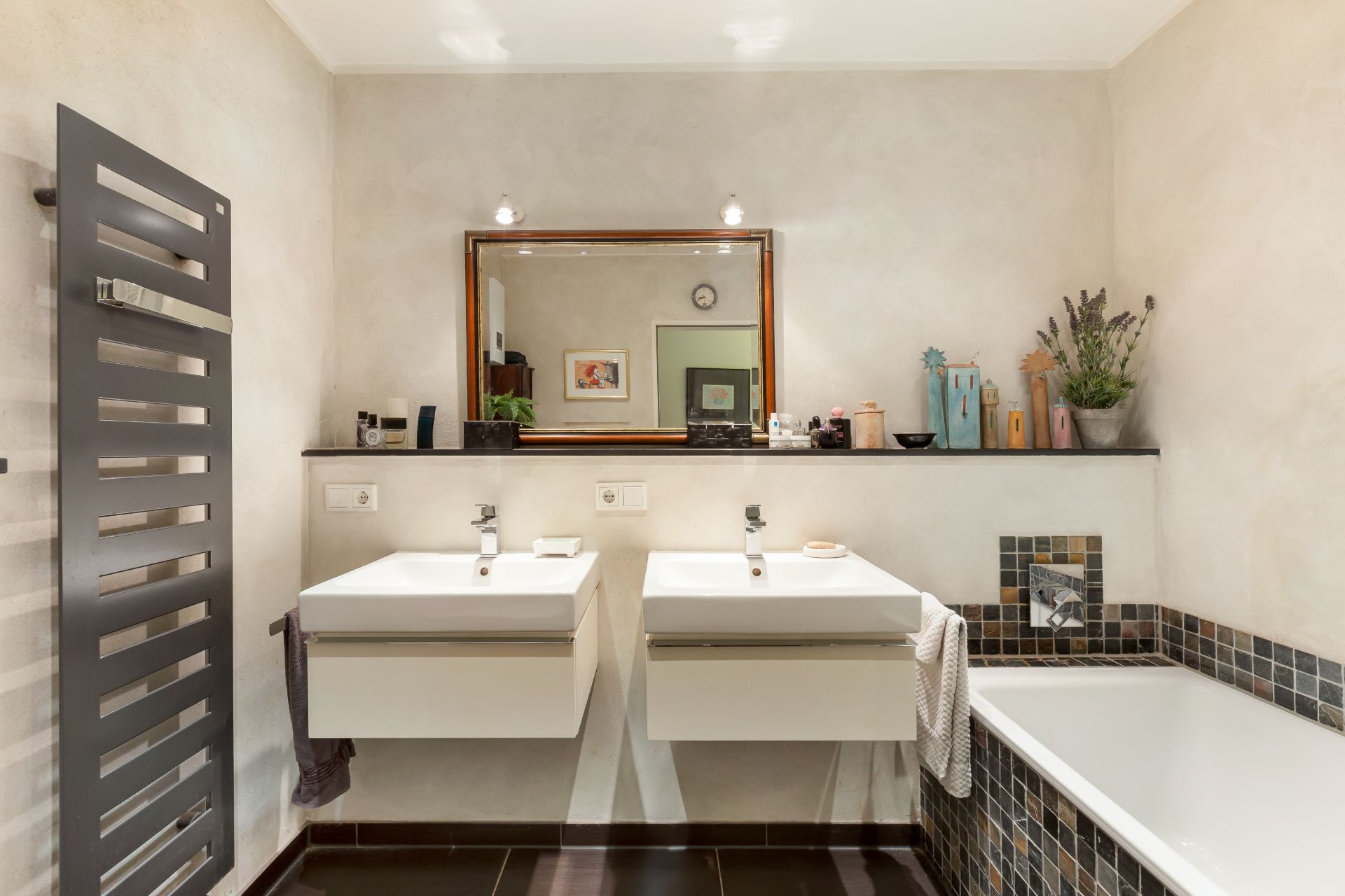 Modernes Badezimmer mit zwei Waschbecken, rechteckiger Badewanne und großem Spiegel.