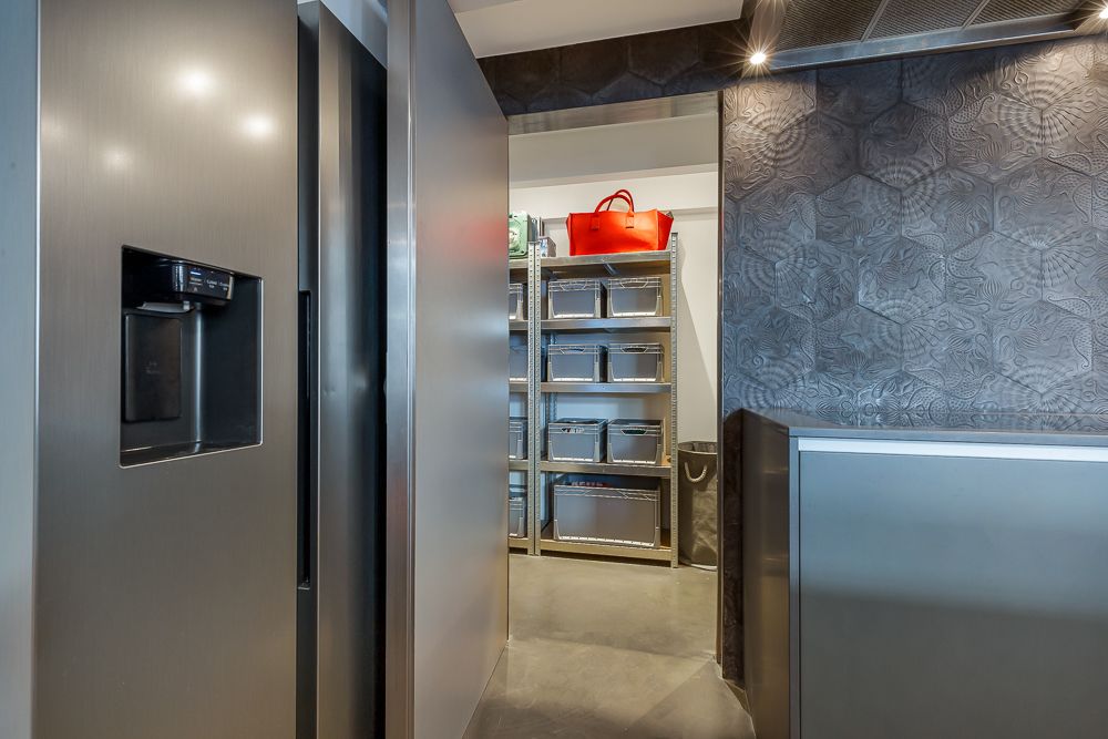 Metallregal mit Aufbewahrungsboxen und roter Tasche in modernem Hausflur.