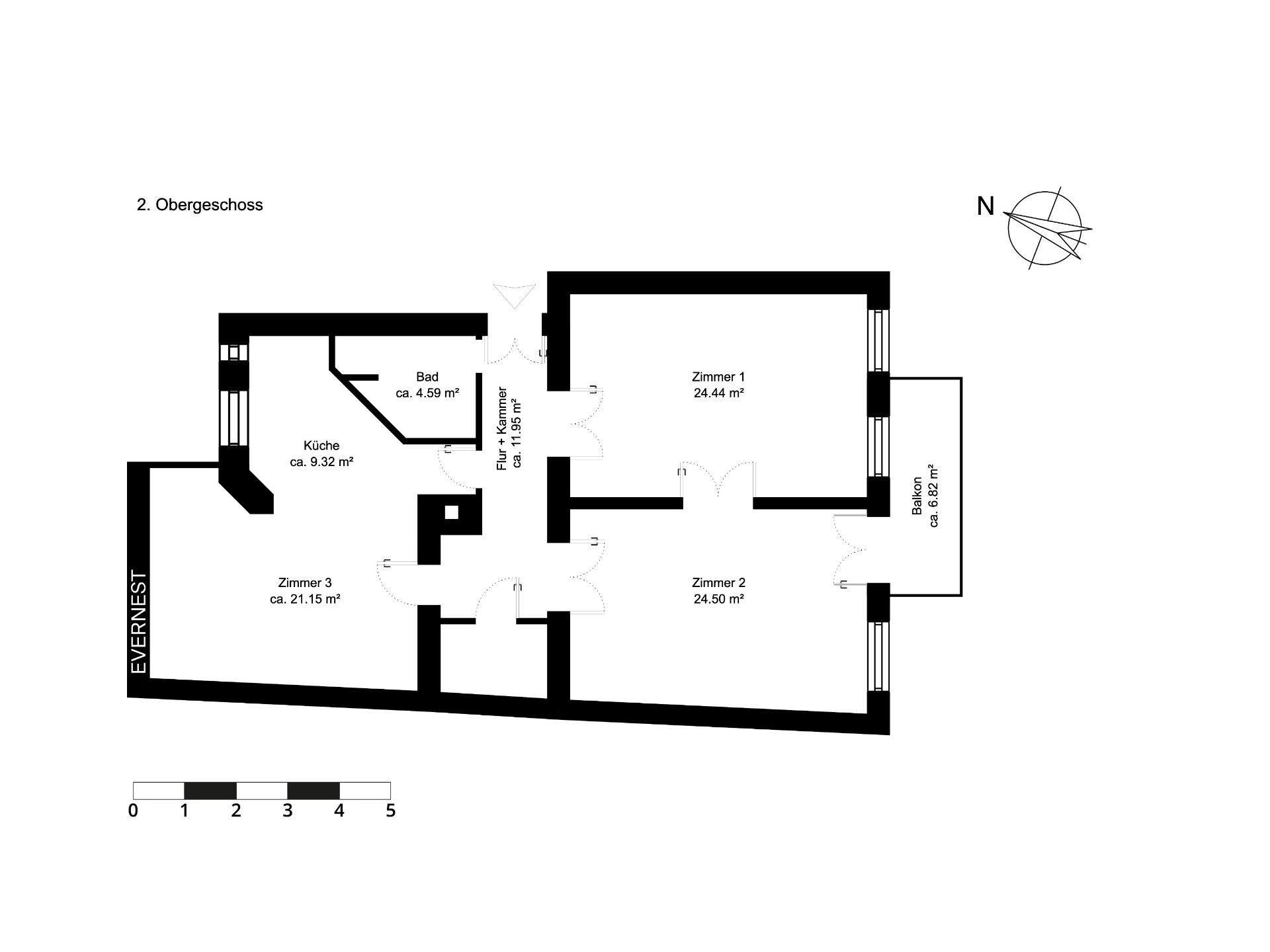 Grundriss einer Wohnung mit drei Zimmern, Küche, Bad und Balkon.