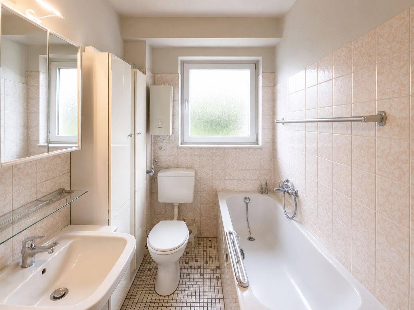 Helles Badezimmer mit Waschbecken, Toilette, Badewanne, Fenster und Fliesenspiegel.