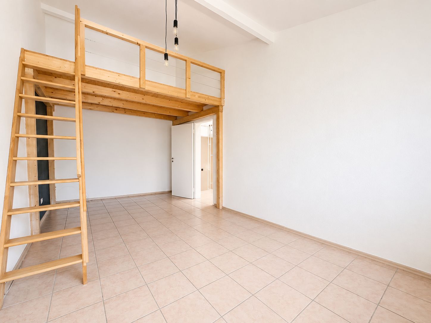 Helles Zimmer mit Fliesenboden und Holz-Hochbett mit Leiter.
