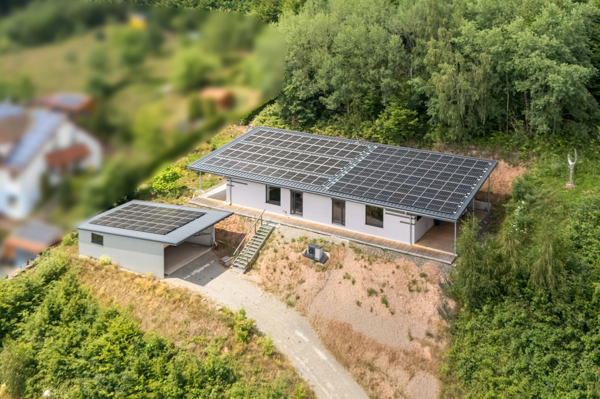Modernes Haus mit Solarpanelen auf Dach, umgeben von Bäumen, mit separatem Carport.