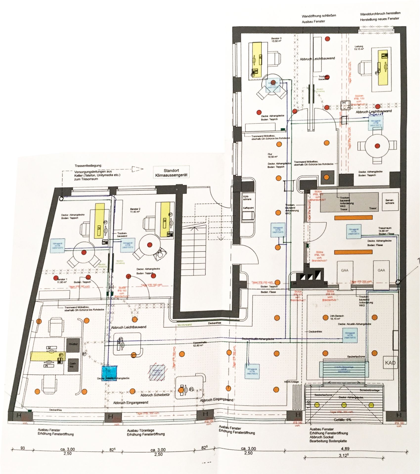 Grundriss eines Wohnhauses mit mehreren Zimmern, Möbeln und technischen Markierungen.