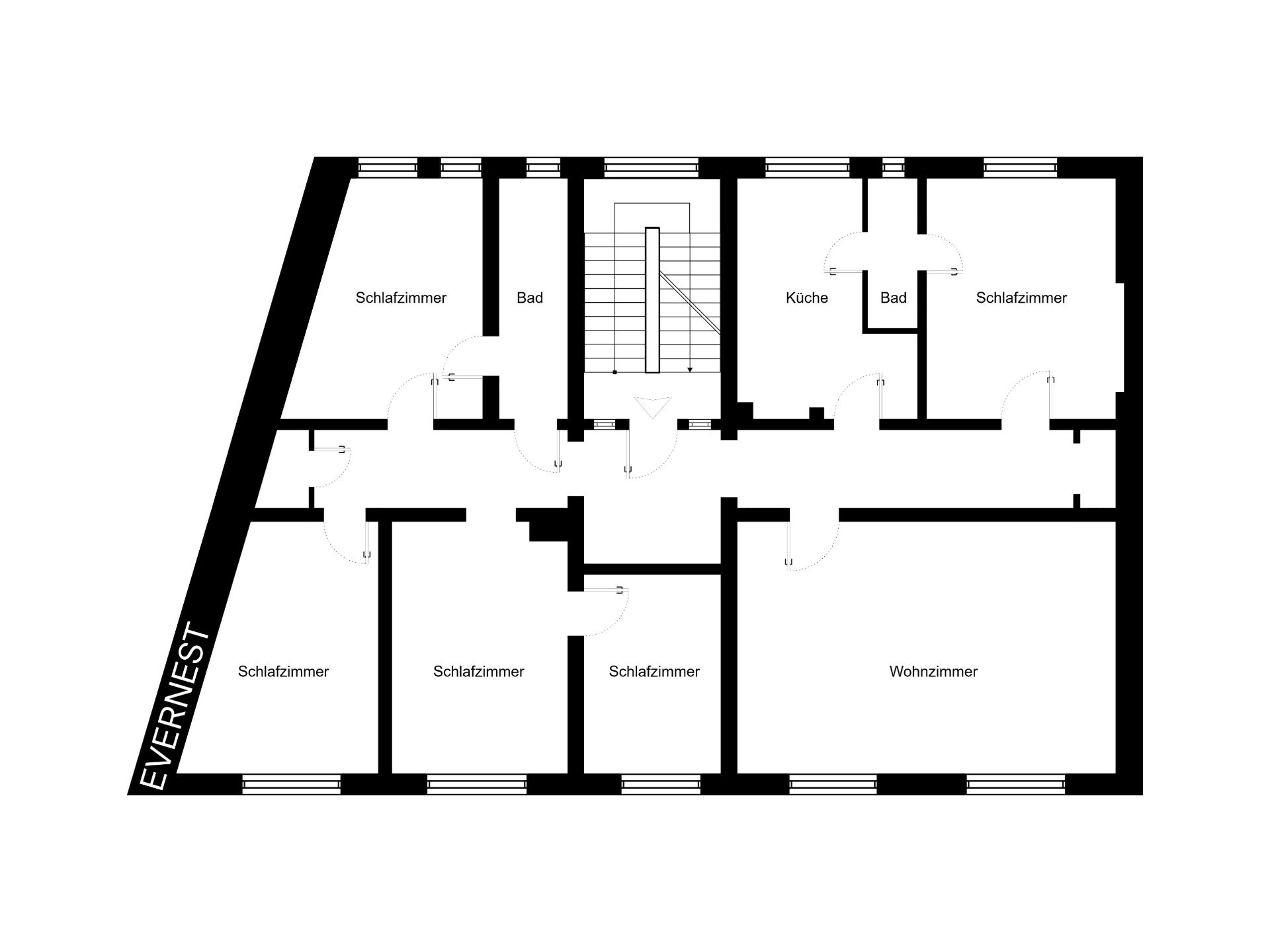 Grundriss mit fünf Schlafzimmern, zwei Bädern, Küche, Wohnzimmer und Treppenhaus.