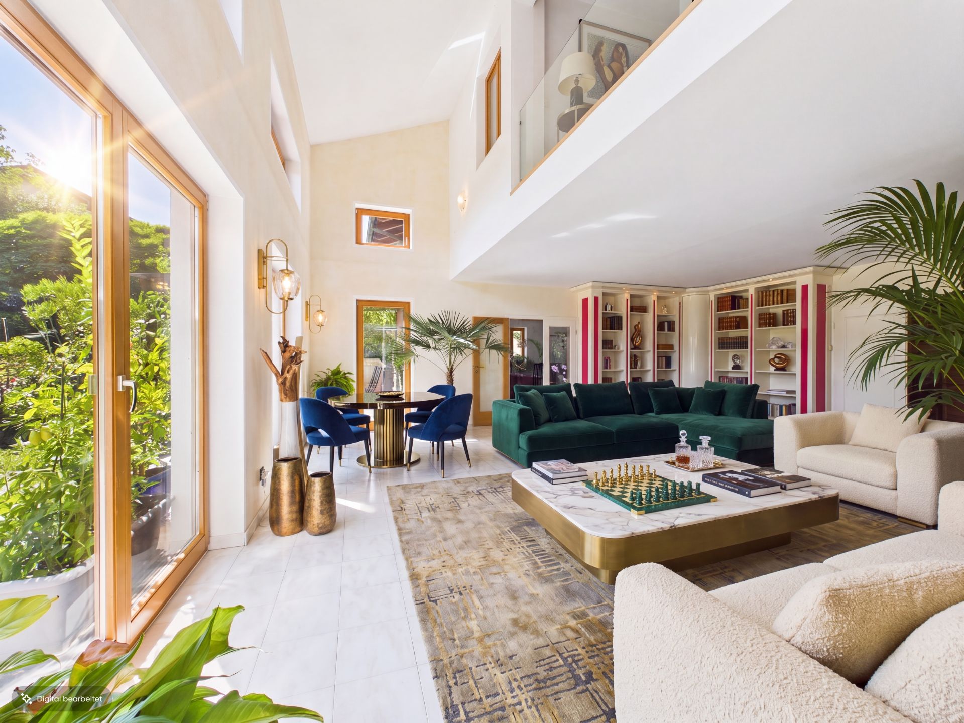 Helles Wohnzimmer mit großen Fenstern, grüner Couch, Bücherregal und Pflanzen.