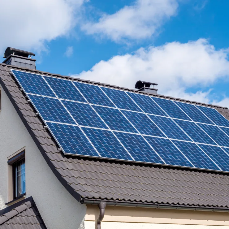 Solardach Haus energetische Sanierung, Quelle: shutterstock
